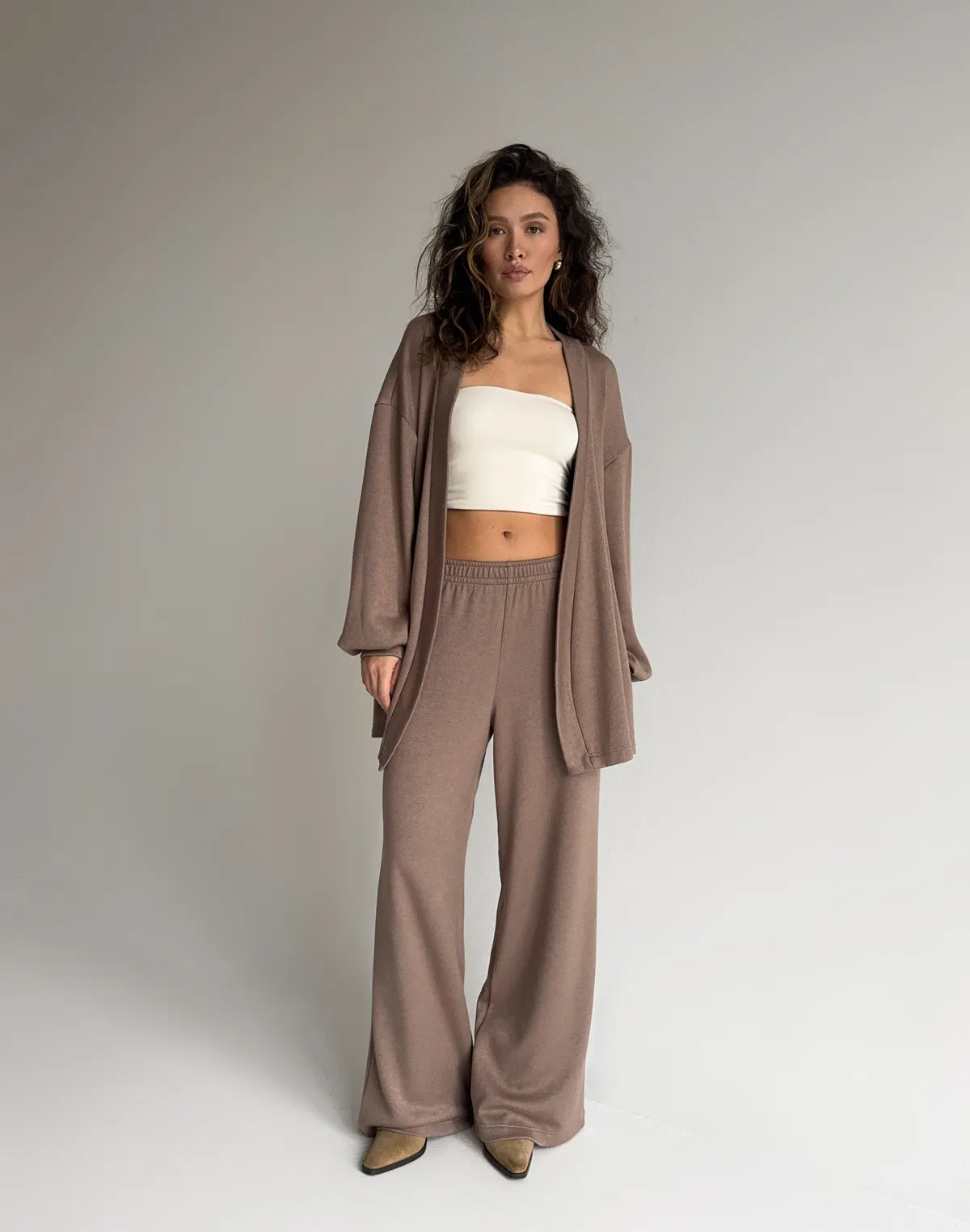 Комплект з тканини з імітацією ангори кофта-кімоно та штани прямого крою, капучіно - Фото 3