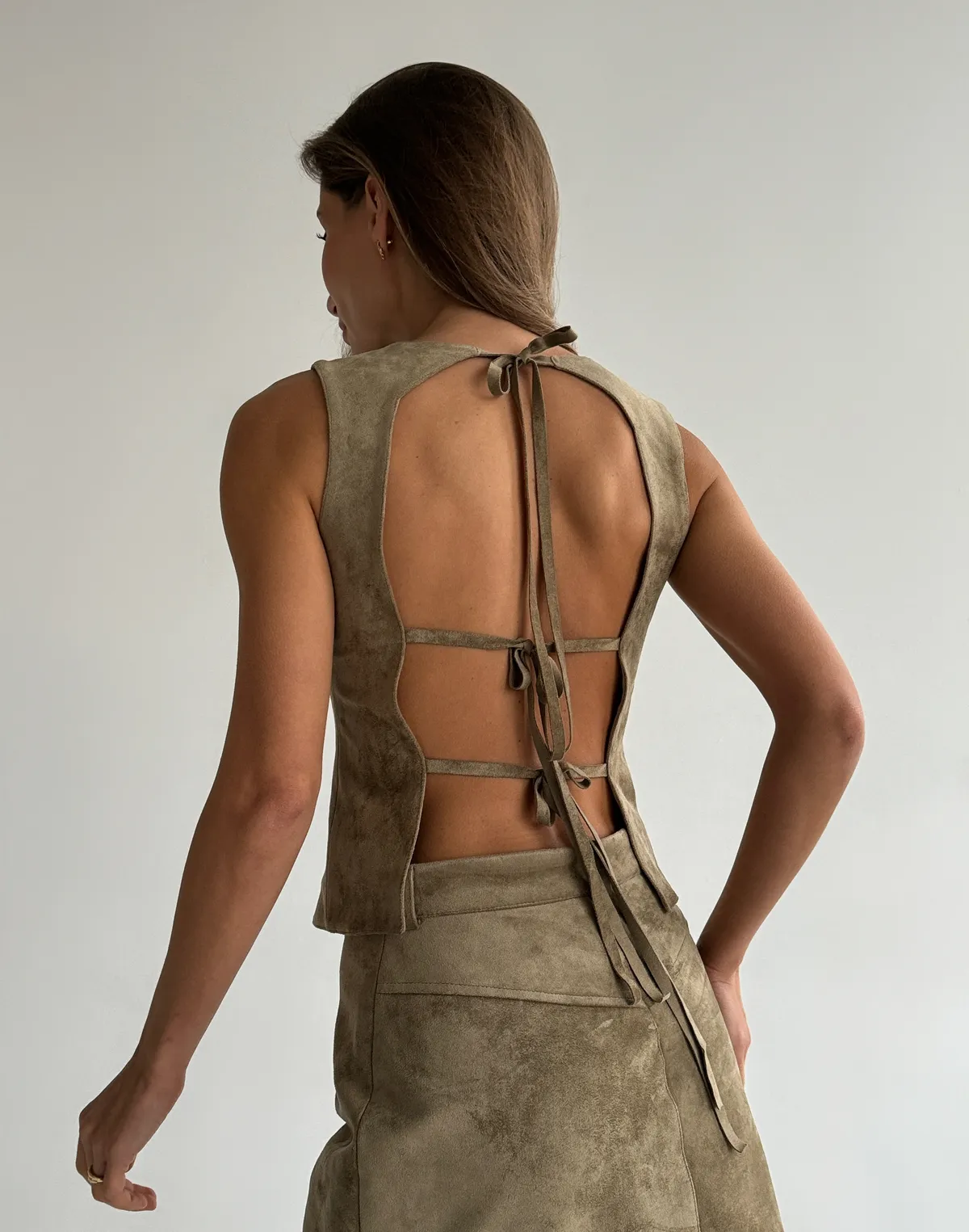 Топ з екозамші з відкритою спиною, олива - Фото 2