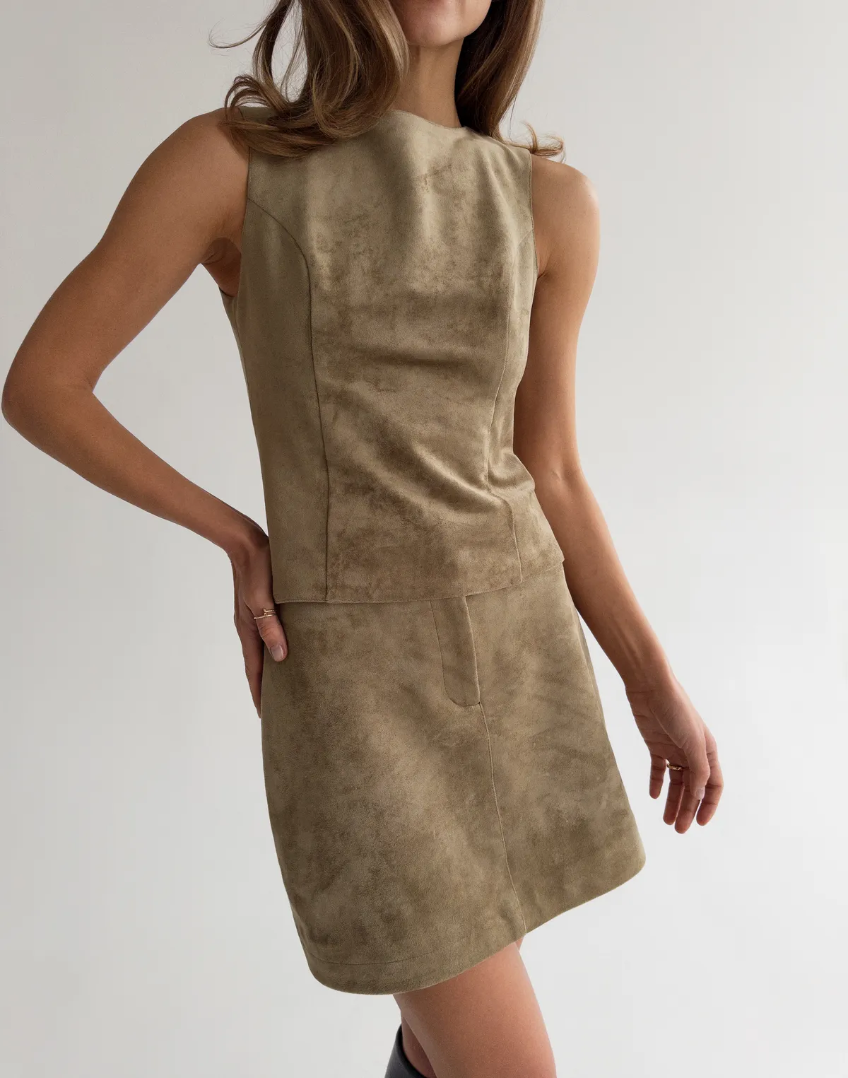 Топ з екозамші з відкритою спиною, олива - Фото 1