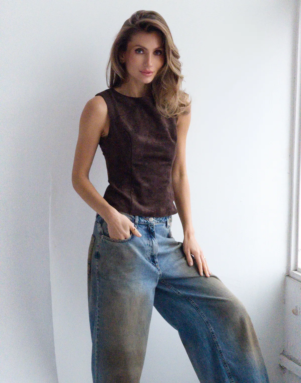 Топ з екозамші з відкритою спиною, шоколадний - Фото 3