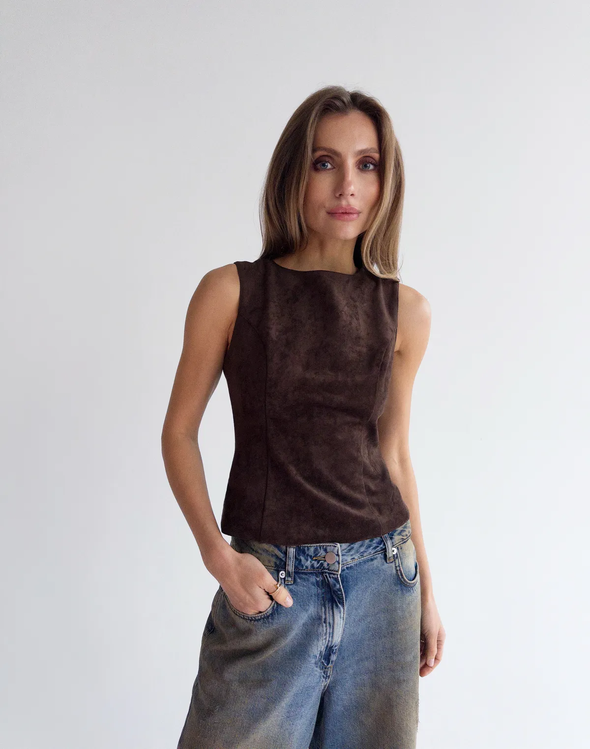 Топ з екозамші з відкритою спиною, шоколадний - Фото 7