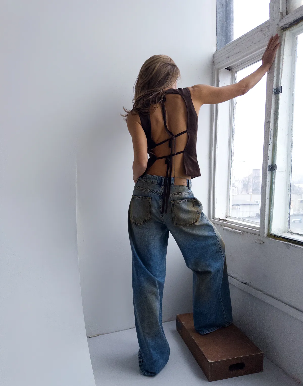 Топ з екозамші з відкритою спиною, шоколадний - Фото 6