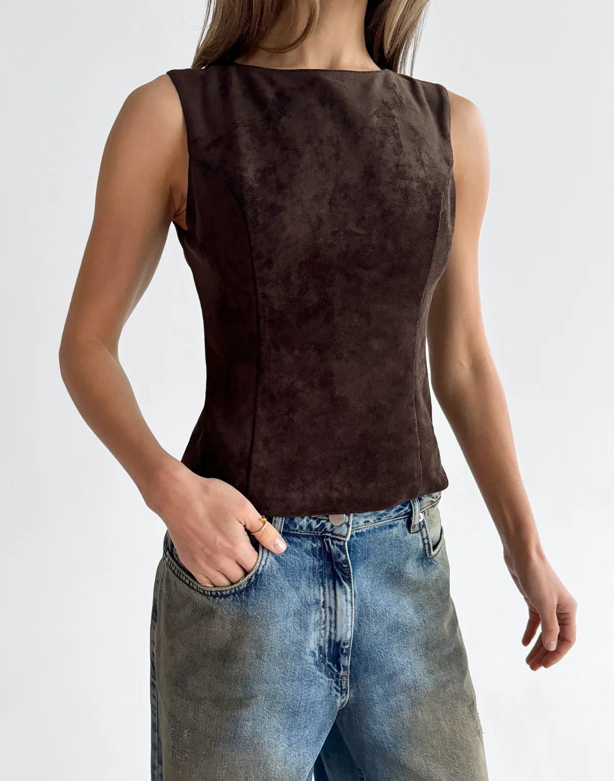 Топ з екозамші з відкритою спиною, шоколадний - Фото 1