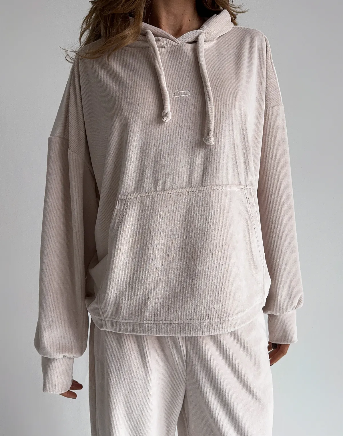 Худі вельветовий жіночий вкорочений, пудровий беж - Фото 1