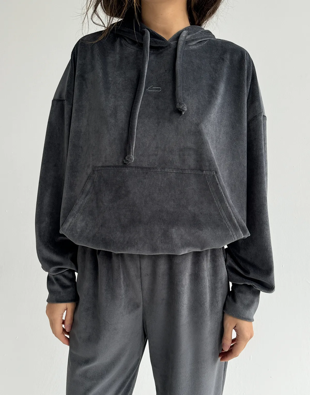 Худі вельветовий жіночий вкорочений, графітовий - Фото 6