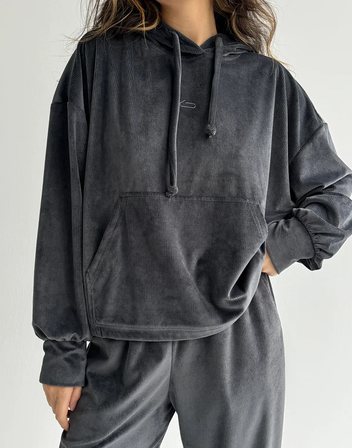 Худі вельветовий жіночий вкорочений, графітовий - Фото 1