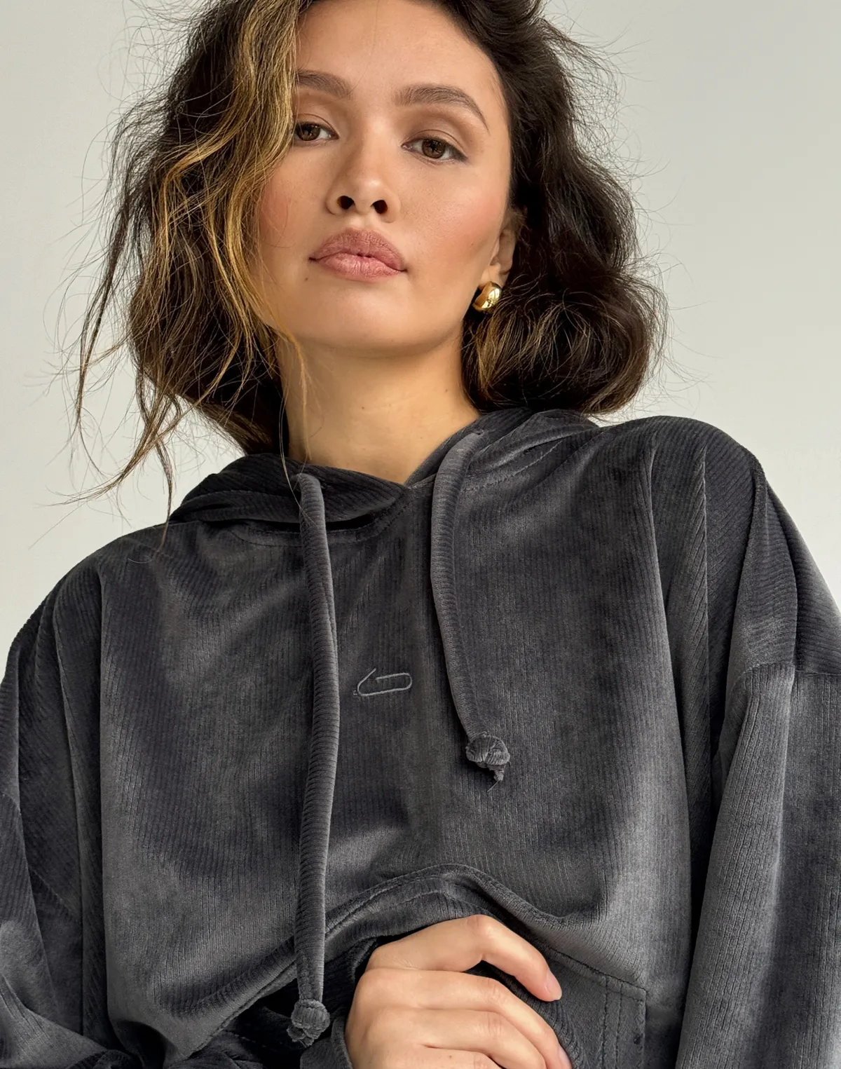 Худі вельветовий жіночий вкорочений, графітовий - Фото 5