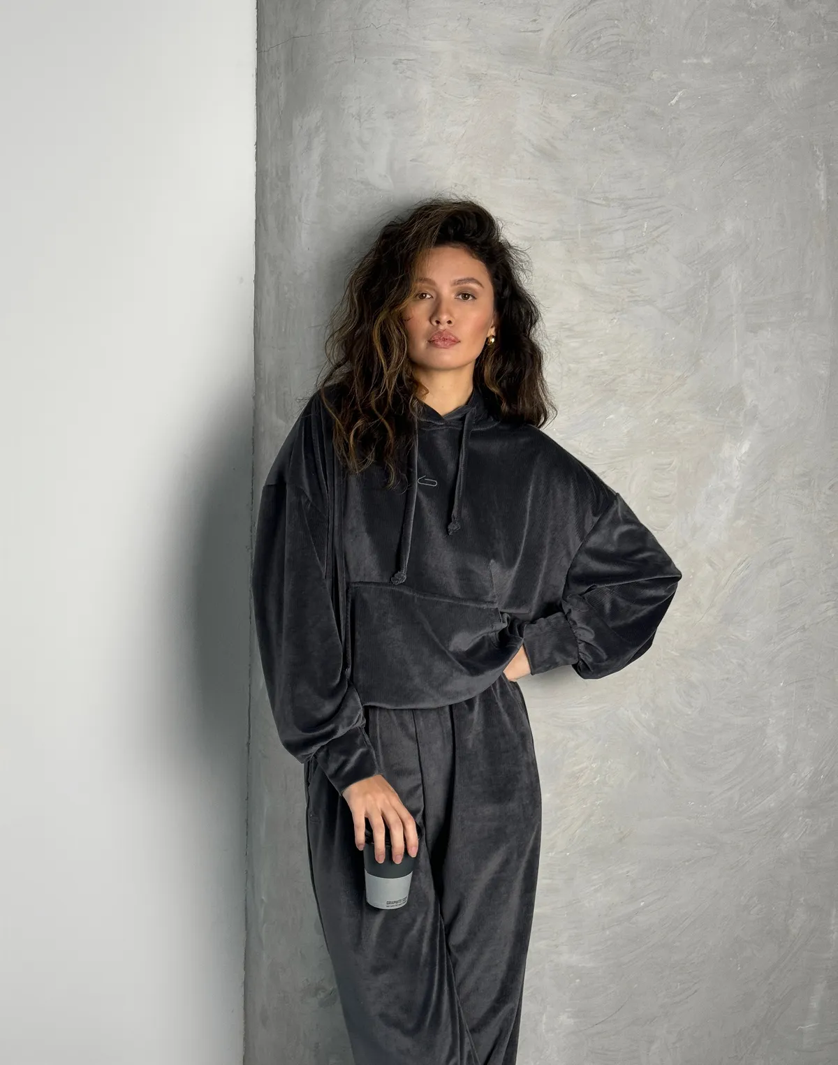 Худі вельветовий жіночий вкорочений, графітовий - Фото 4