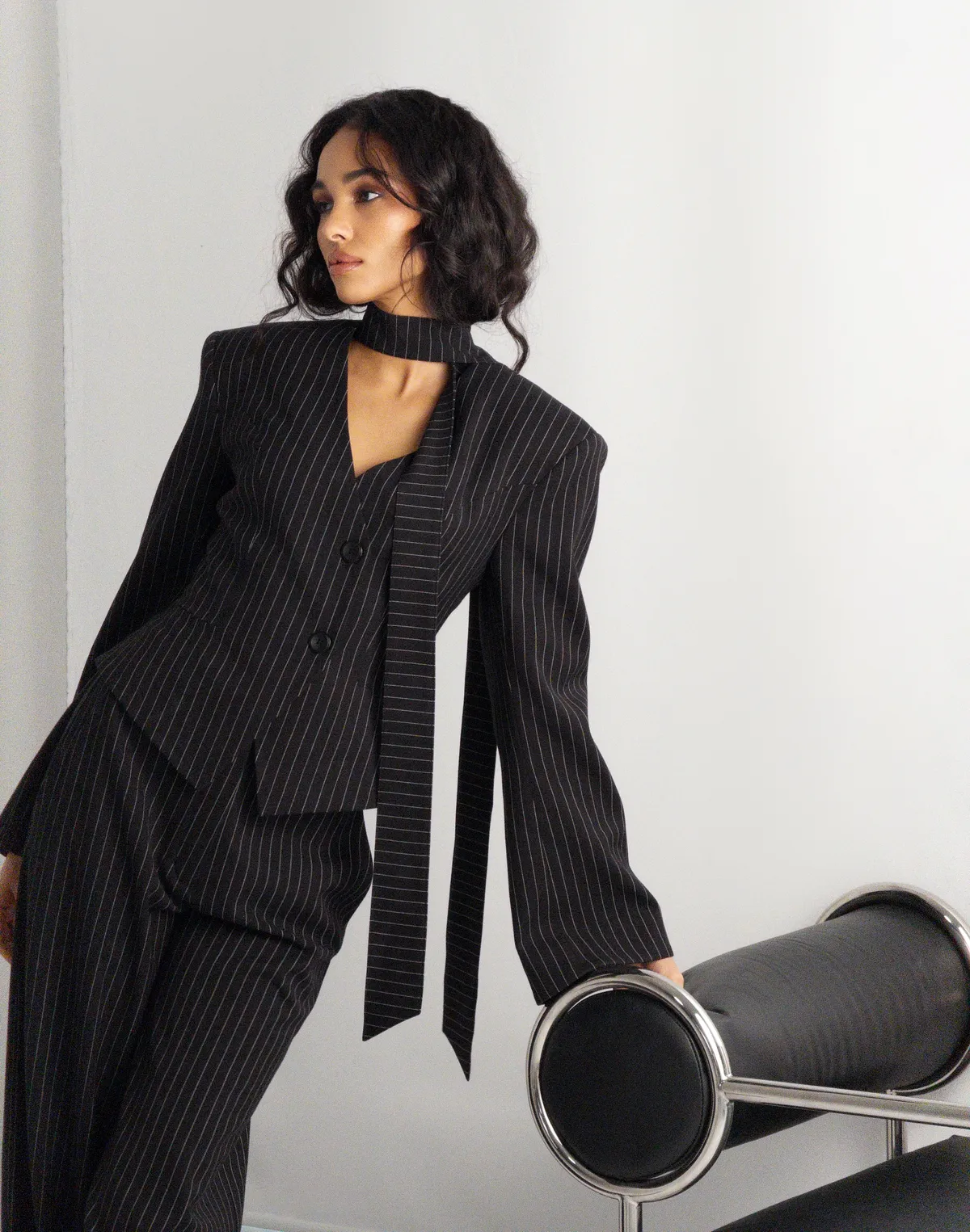 Жакет вкорочений у смужку приталений, чорний - Фото 4