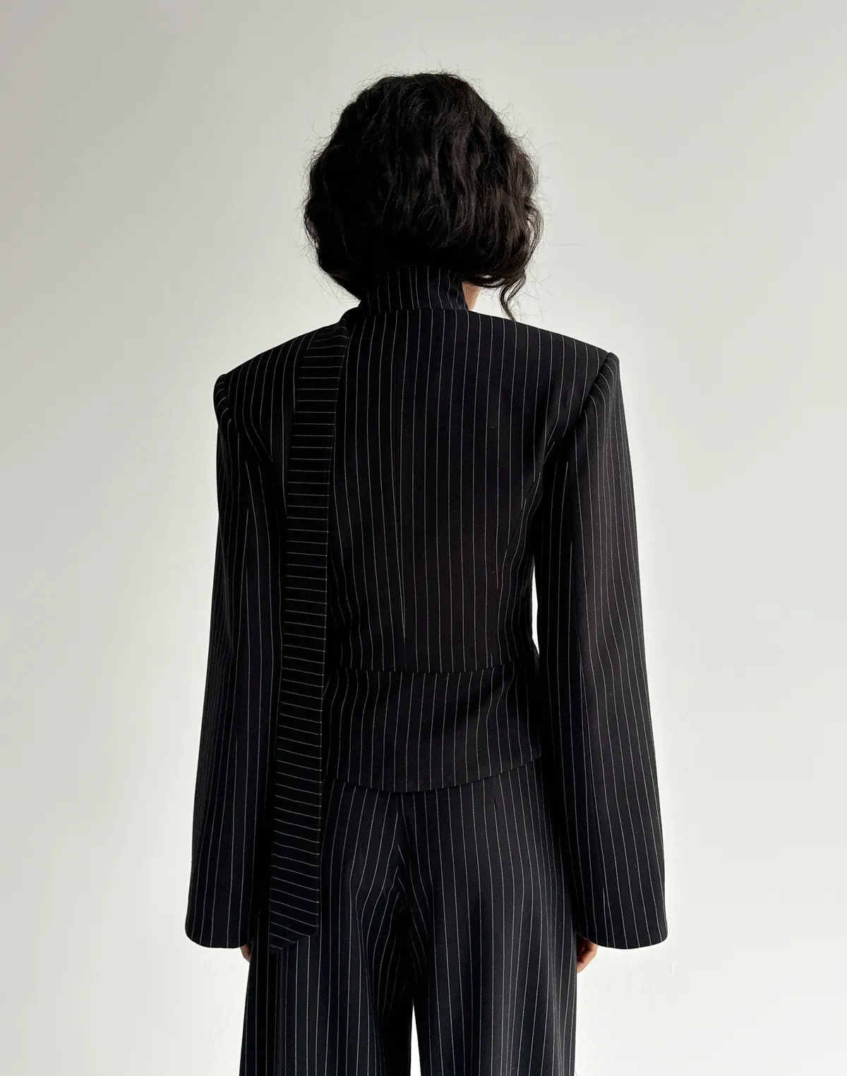 Жакет вкорочений у смужку приталений, чорний - Фото 2