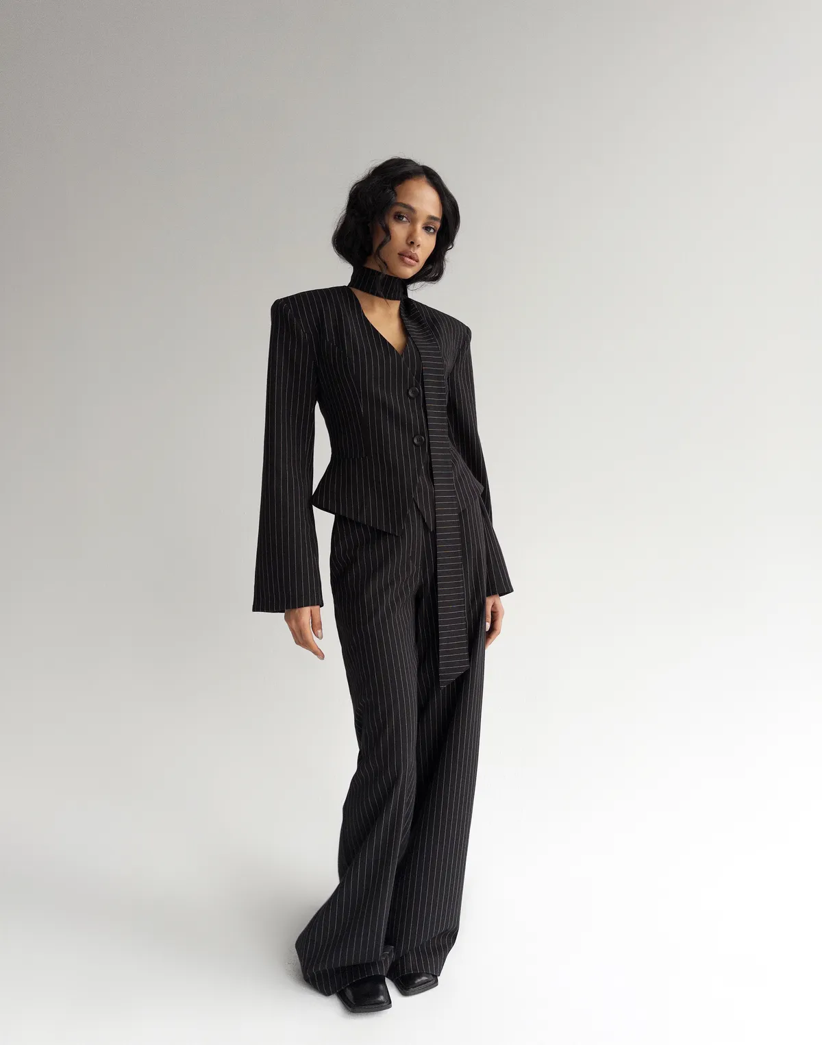 Жакет вкорочений у смужку приталений, чорний - Фото 3