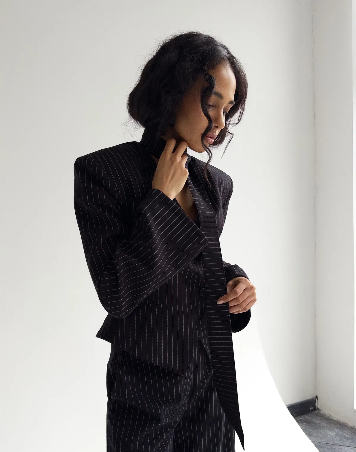 Жакет вкорочений у смужку приталений, чорний - Фото 7