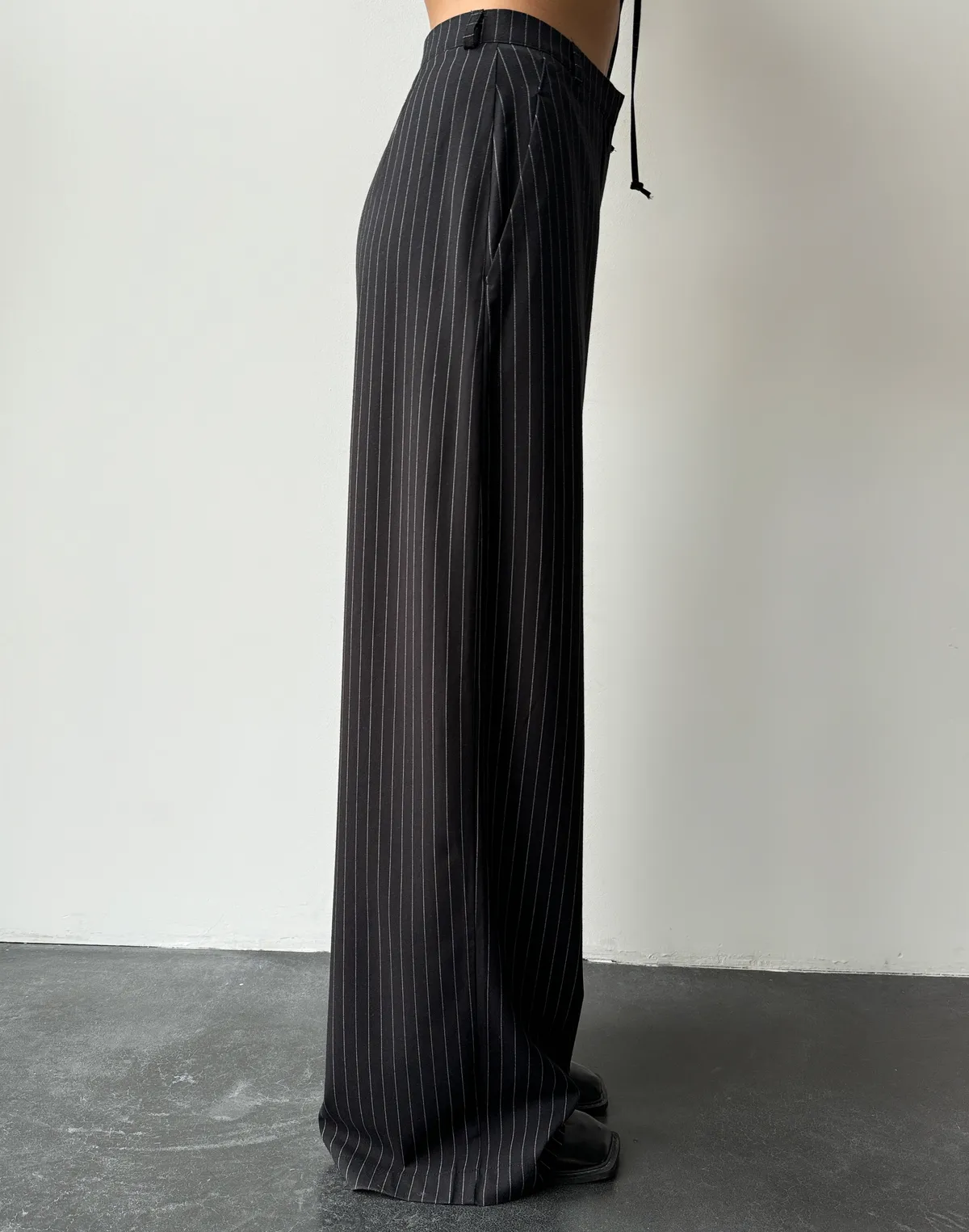 Штани у смужку вільного крою, чорні - Фото 7