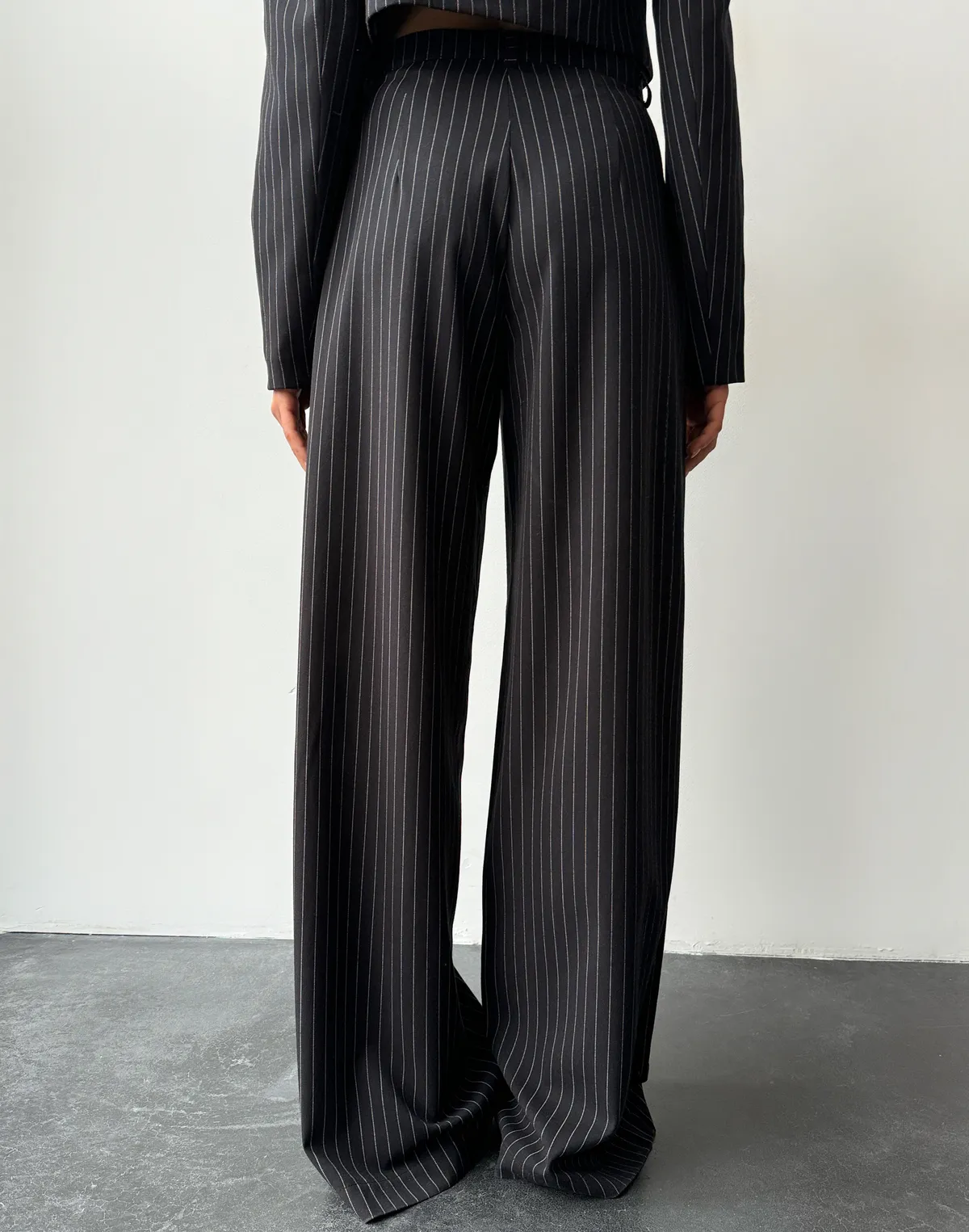 Штани у смужку вільного крою, чорні - Фото 2