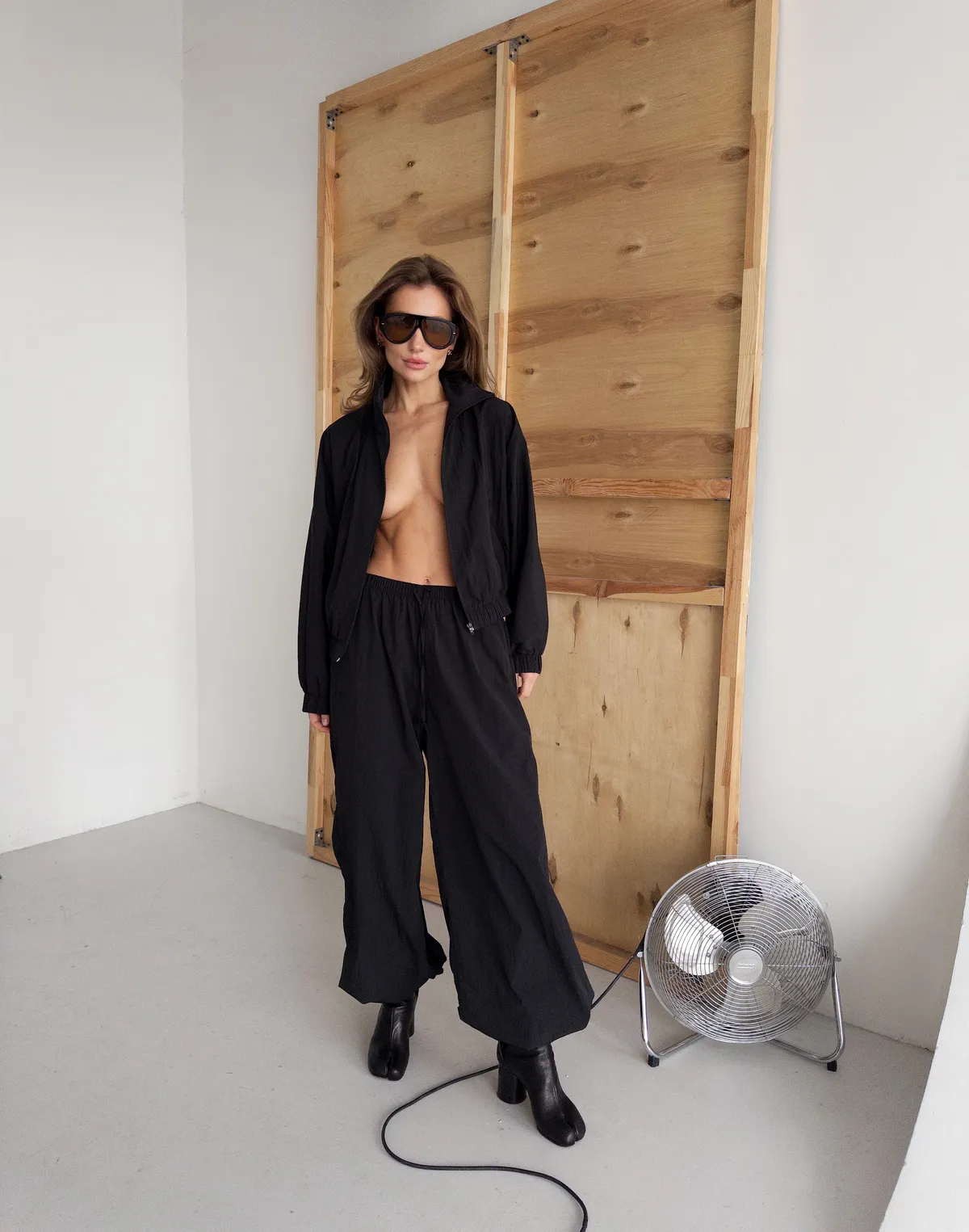 Штани з плащової тканини із затяжкою знизу, чорні - Фото 7