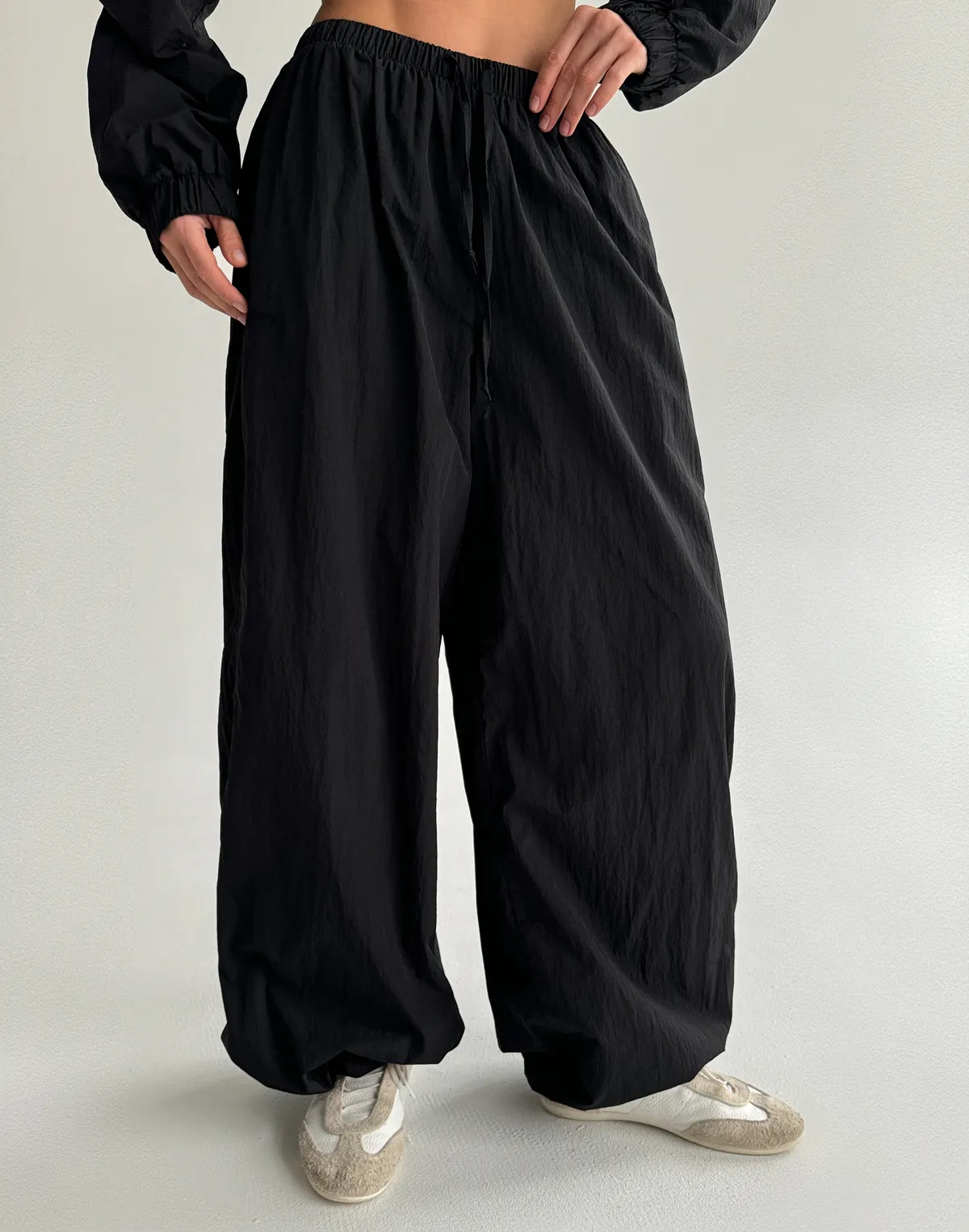 Штани з плащової тканини із затяжкою знизу, чорні - Фото 1