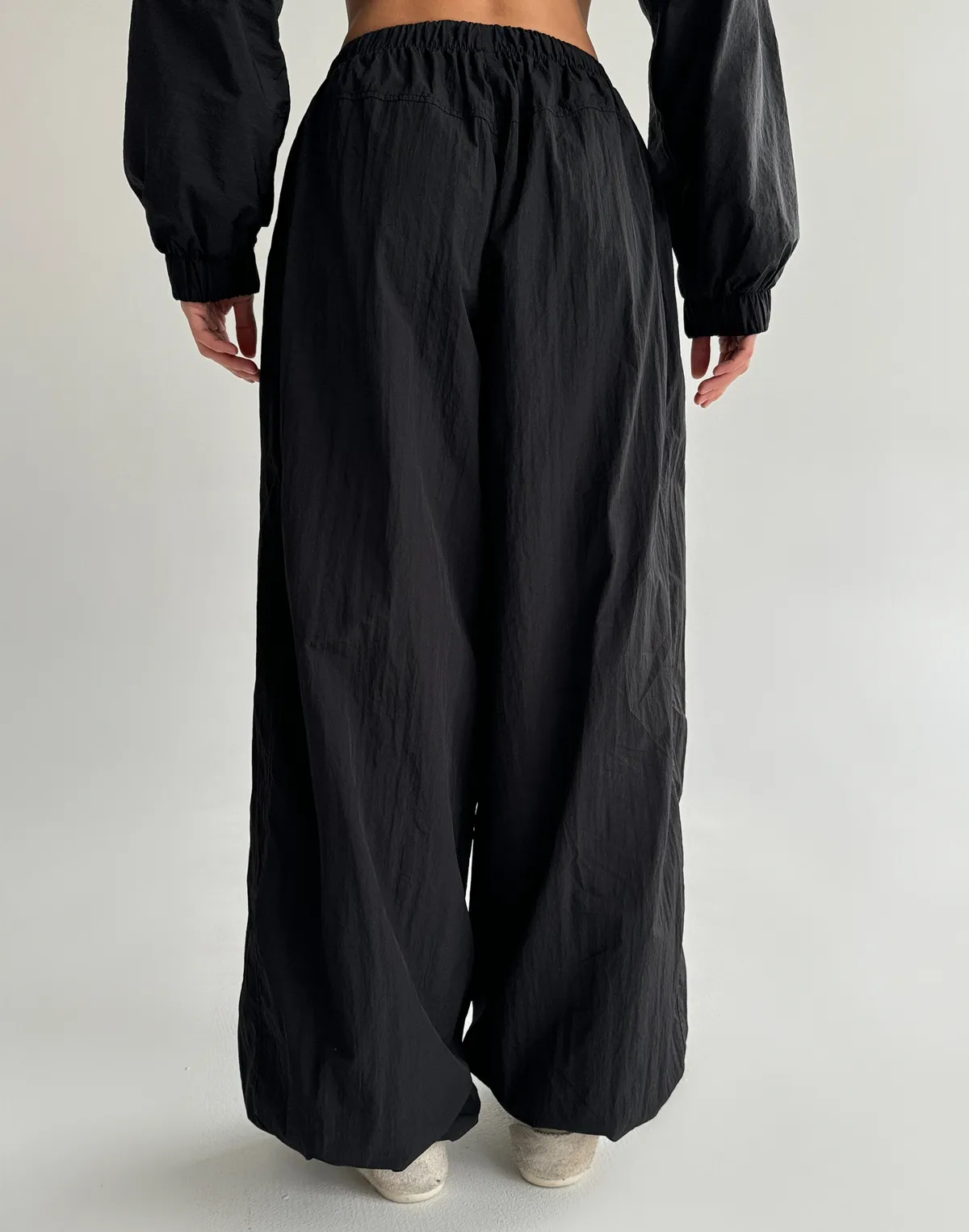 Штани з плащової тканини із затяжкою знизу, чорні - Фото 2