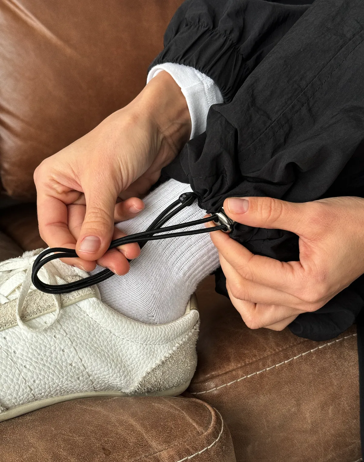 Штани з плащової тканини із затяжкою знизу, чорні - Фото 6