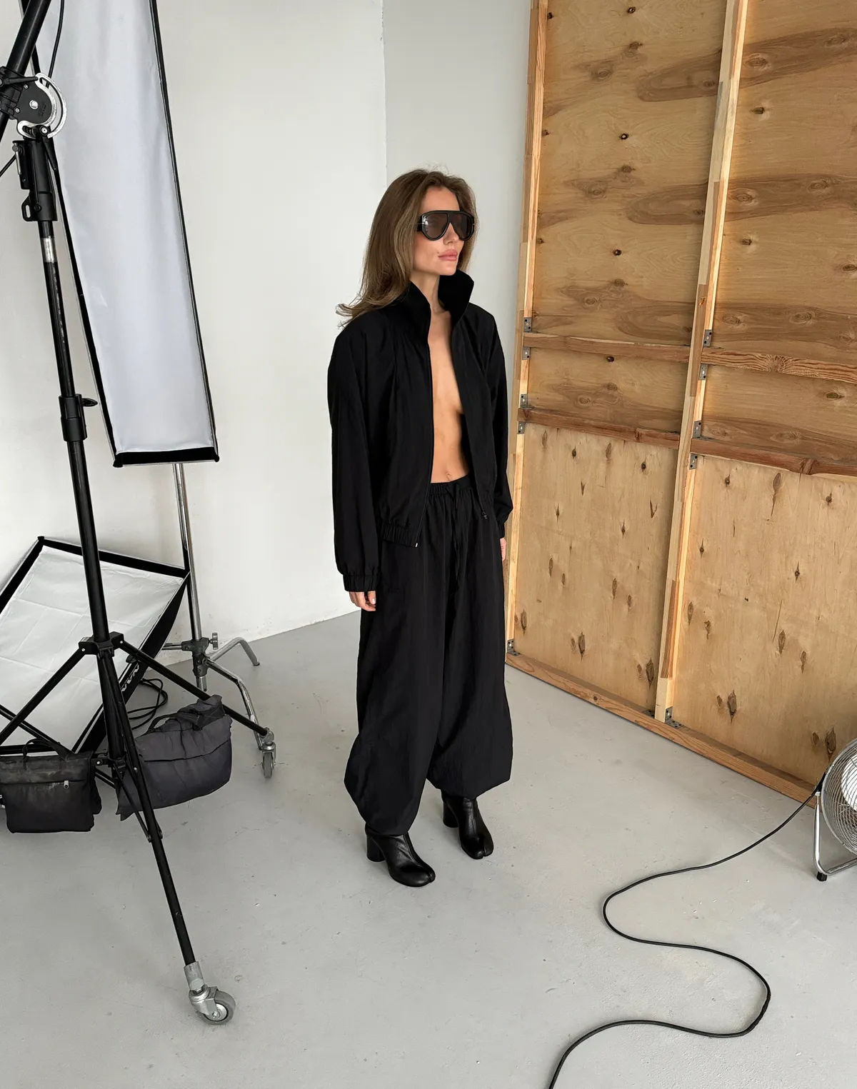 Штани з плащової тканини із затяжкою знизу, чорні - Фото 5