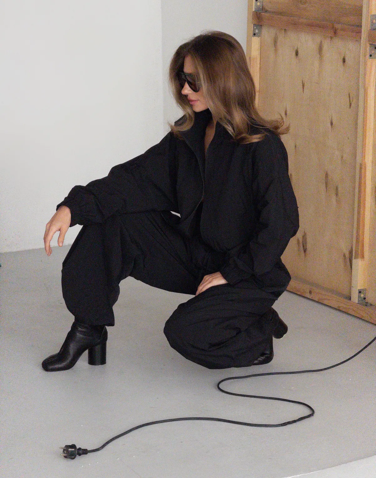 Штани з плащової тканини із затяжкою знизу, чорні - Фото 4