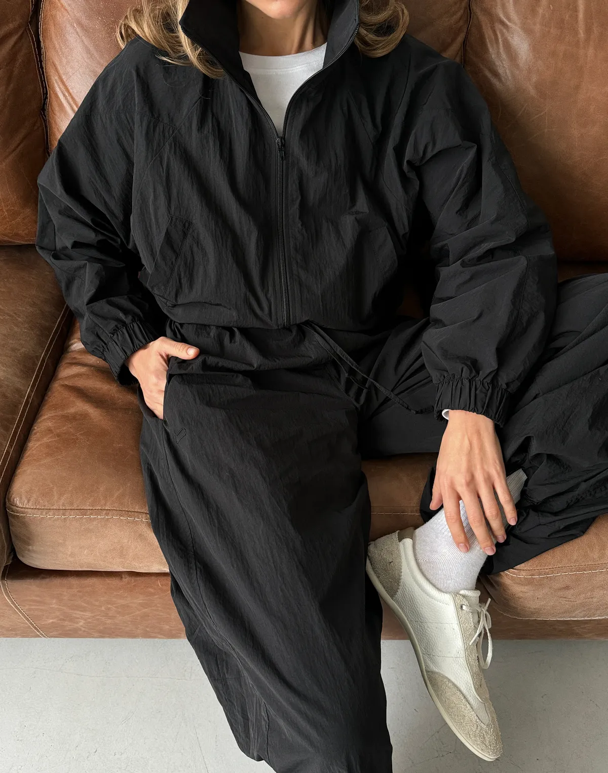 Комплект з плащової тканини зіпер та штани із затяжкою знизу, чорні - Фото 8