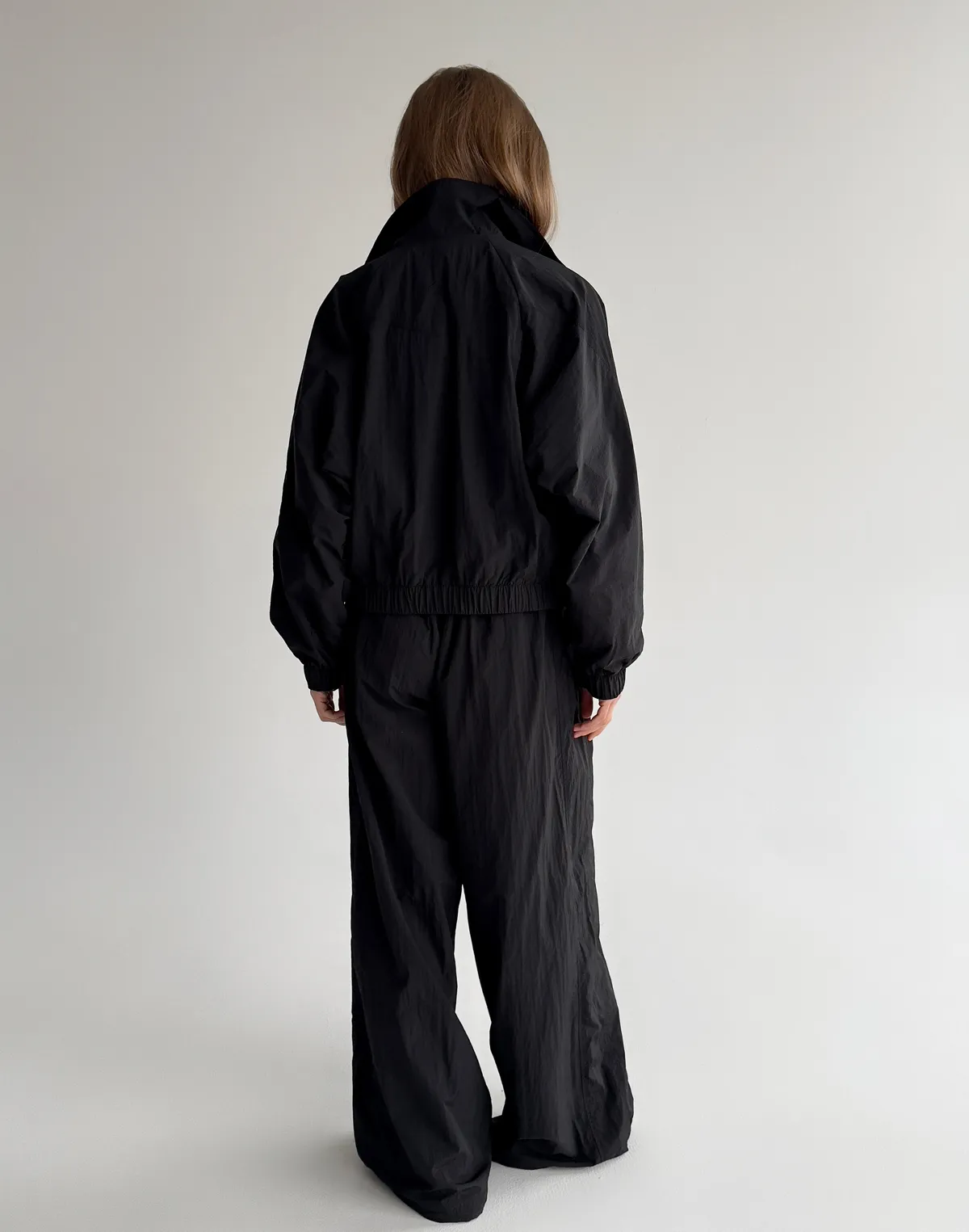 Комплект з плащової тканини зіпер та штани із затяжкою знизу, чорні - Фото 2