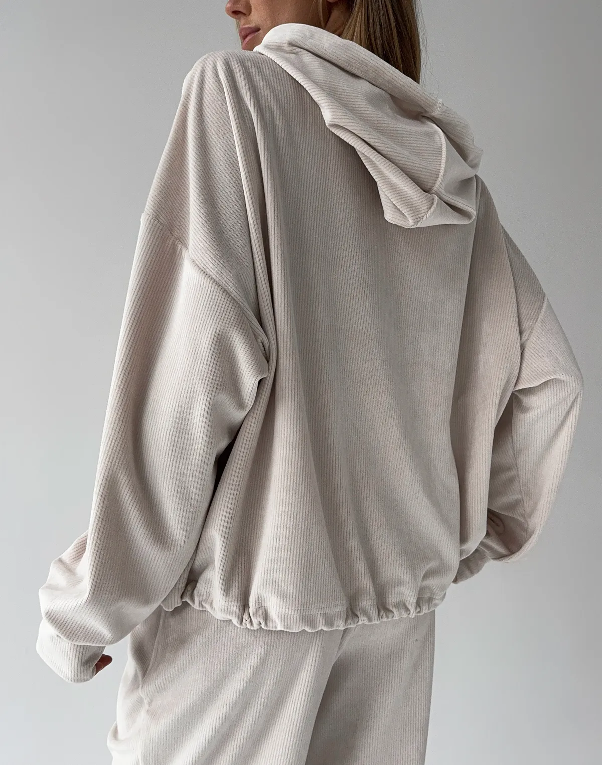 Худі вельветовий жіночий вкорочений, молочний - Фото 2