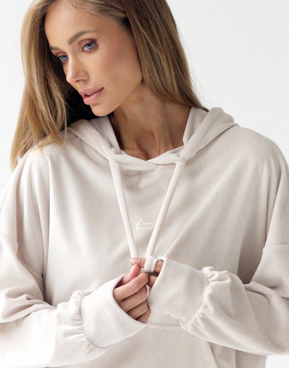 Худі вельветовий жіночий вкорочений, молочний - Фото 8