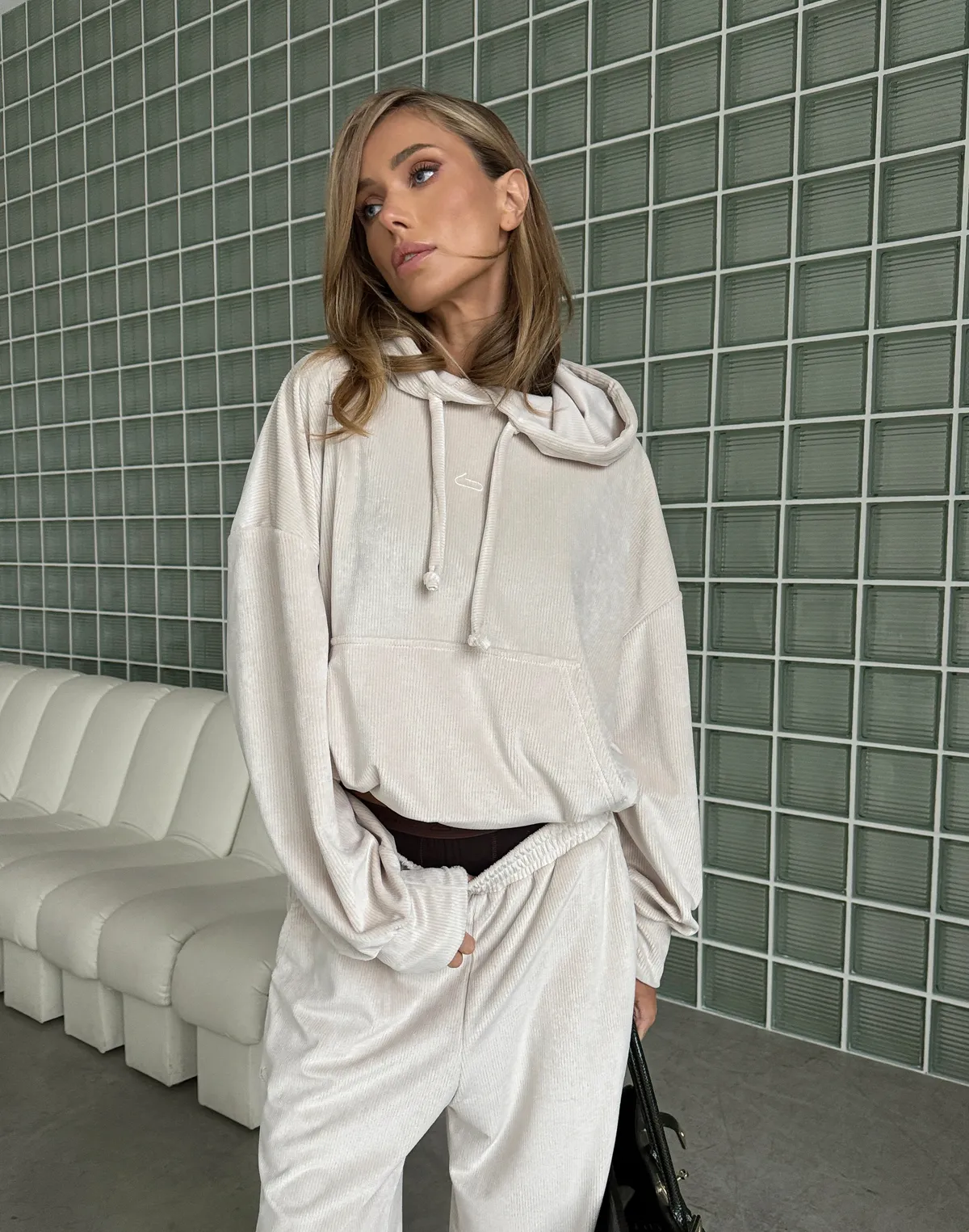 Худі вельветовий жіночий вкорочений, молочний - Фото 6