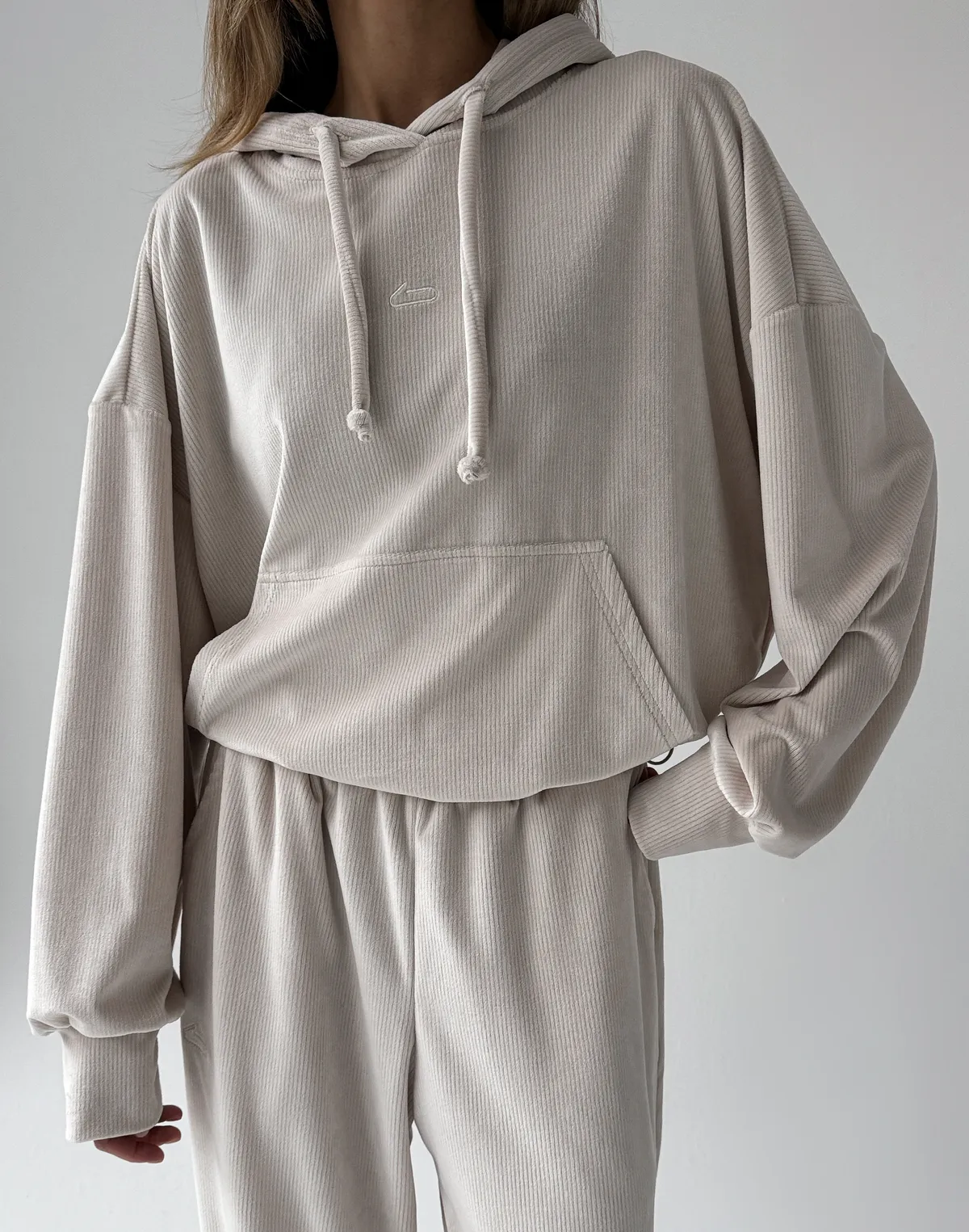 Худі вельветовий жіночий вкорочений, молочний - Фото 1