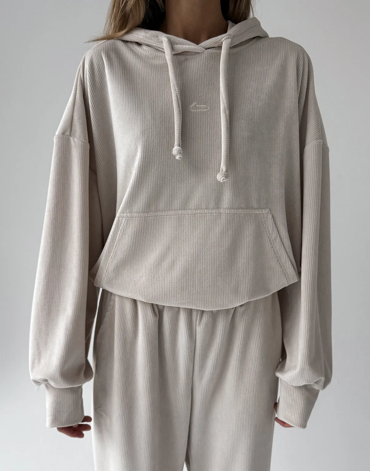 Худі вельветовий жіночий вкорочений, молочний - Фото 4