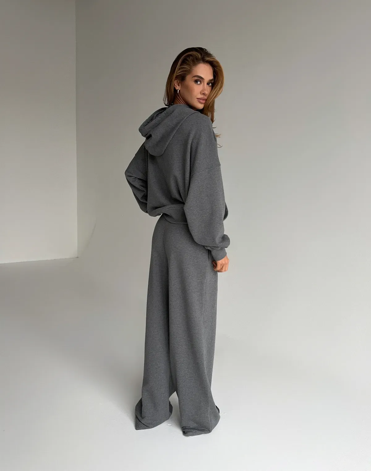 Комплект спортивний худі оверсайз з кишенею та штани прямі, темний меланж - Фото 2