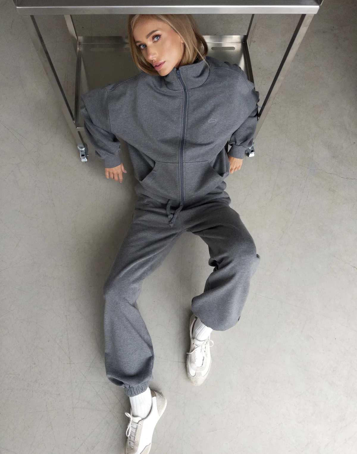Комплект оверсайз зіпер з кишенею та джогери зі шнурком, темний меланж - Фото 5