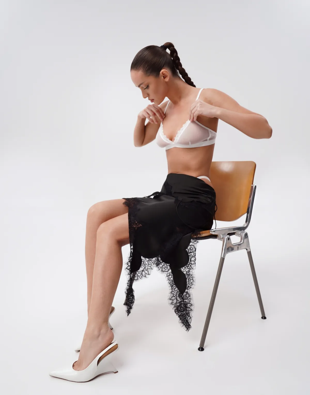 Комплект із сітки з мереживним окантуванням ліф та міні-стрінги, білі - Фото 4