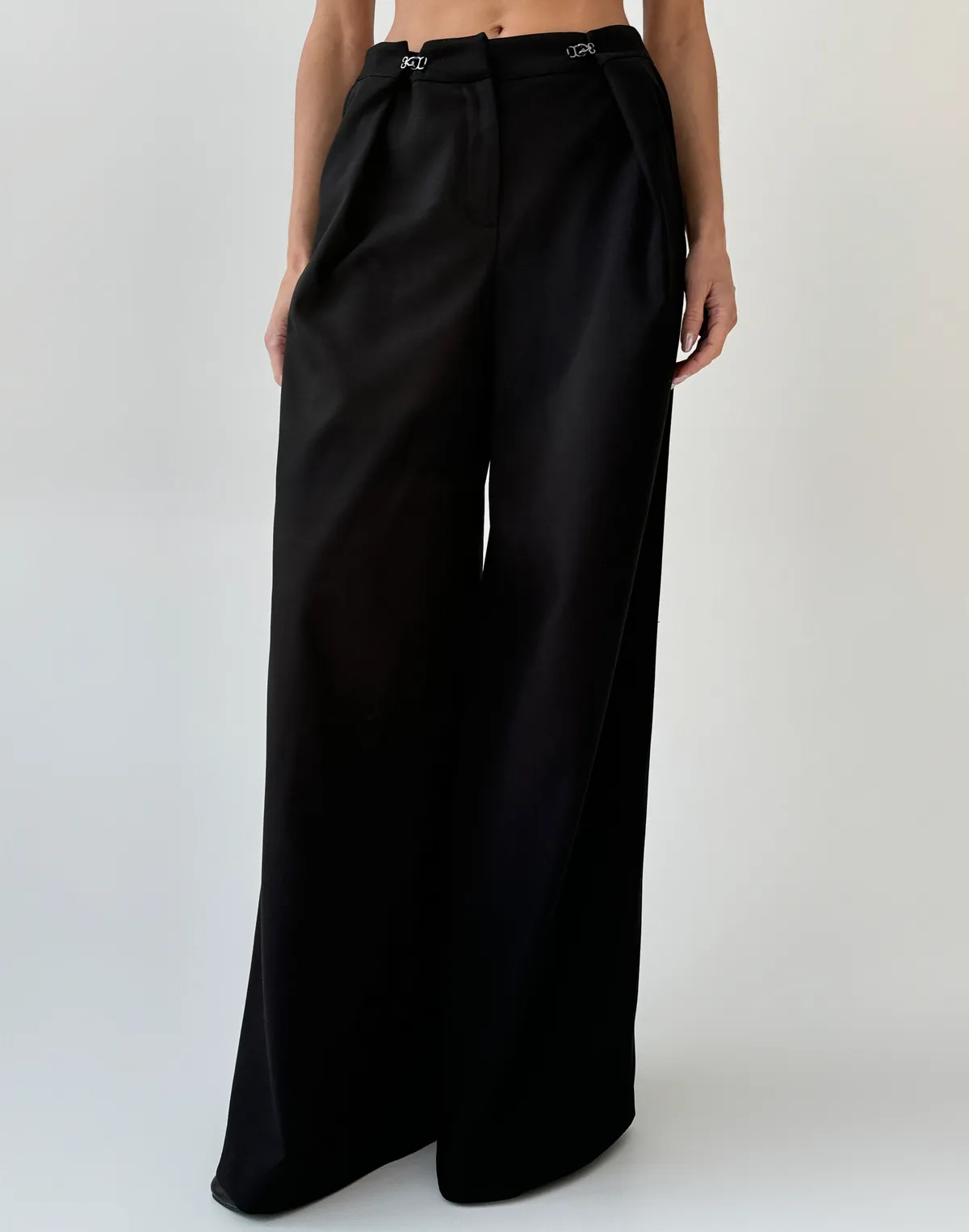 Штани оверсайз із защіпами та декоративними застібками, чорні - Фото 1