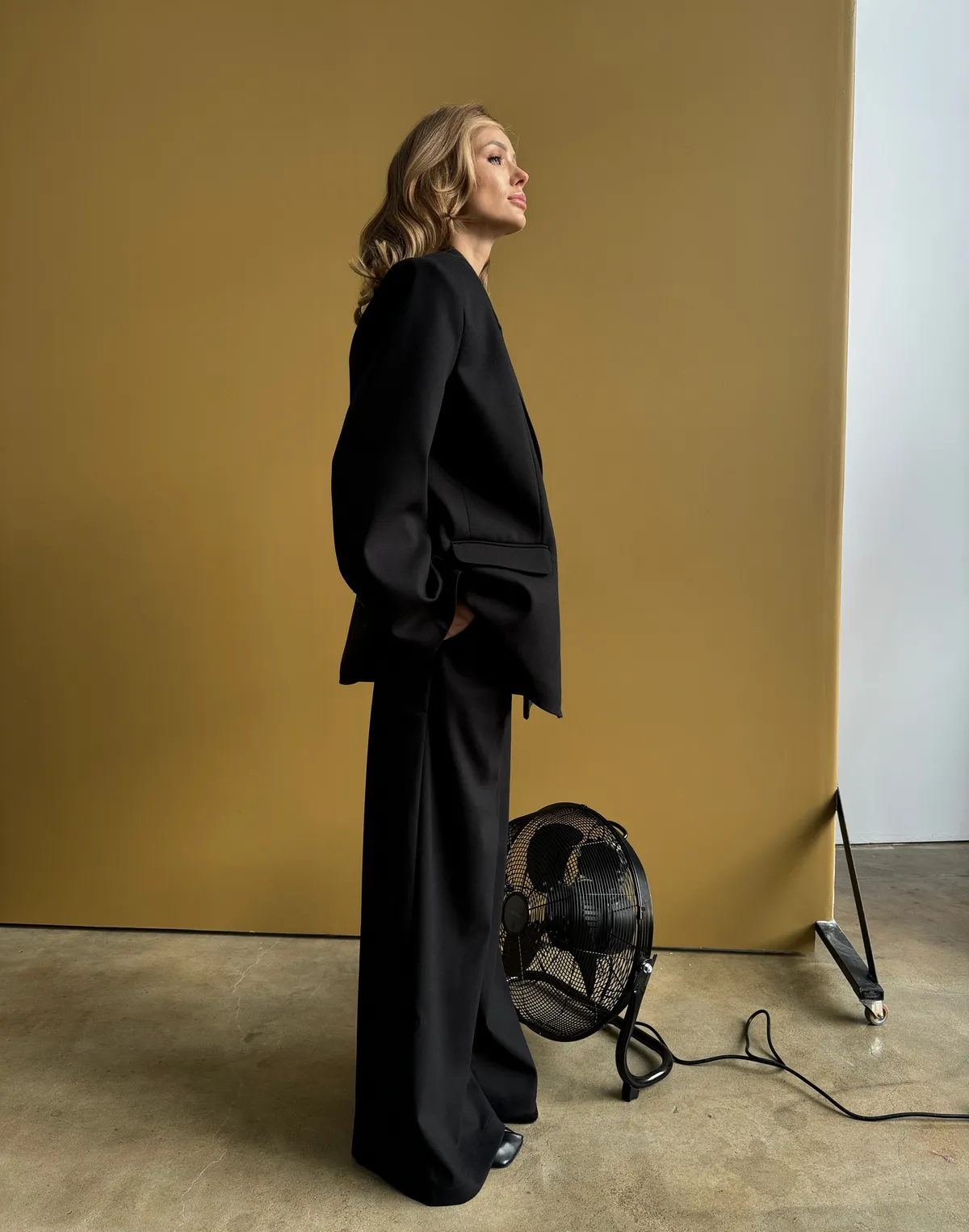 Комплект жакет з можливістю асиметричного застібування та штани з декоративними застібками, чорні - Фото 2