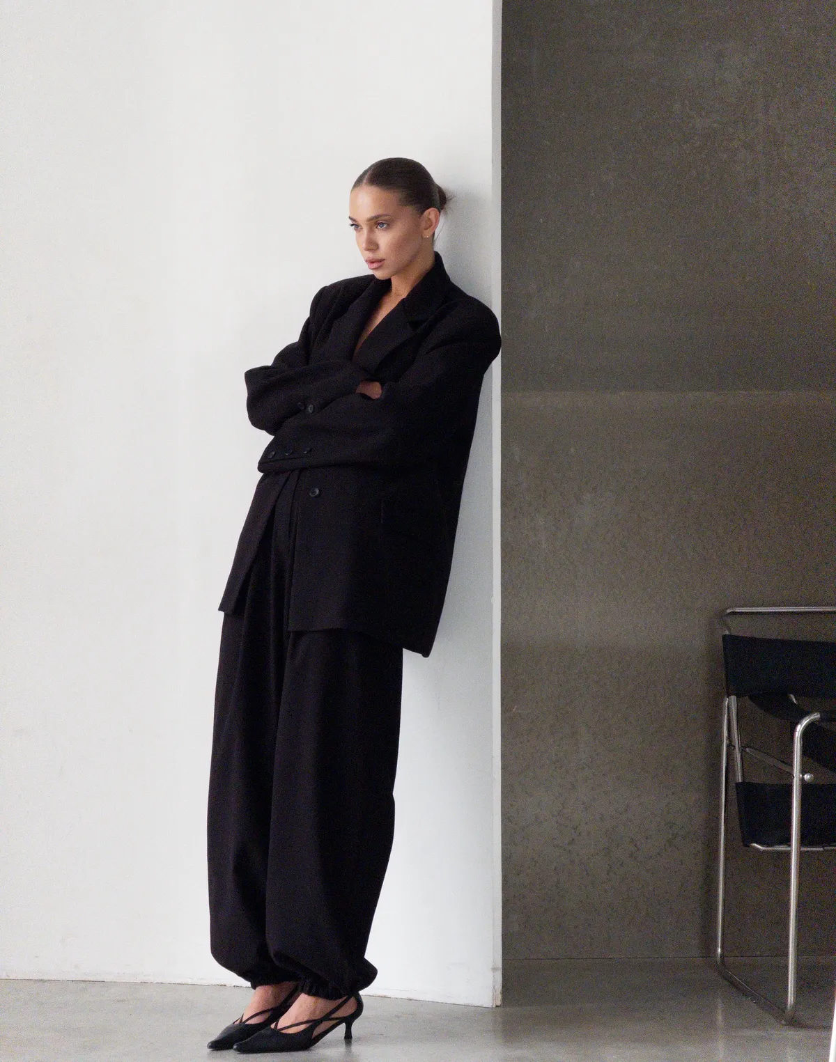 Комплект жакет оверсайз з чоловічого плеча та штани у спортивному стилі, чорні - Фото 1