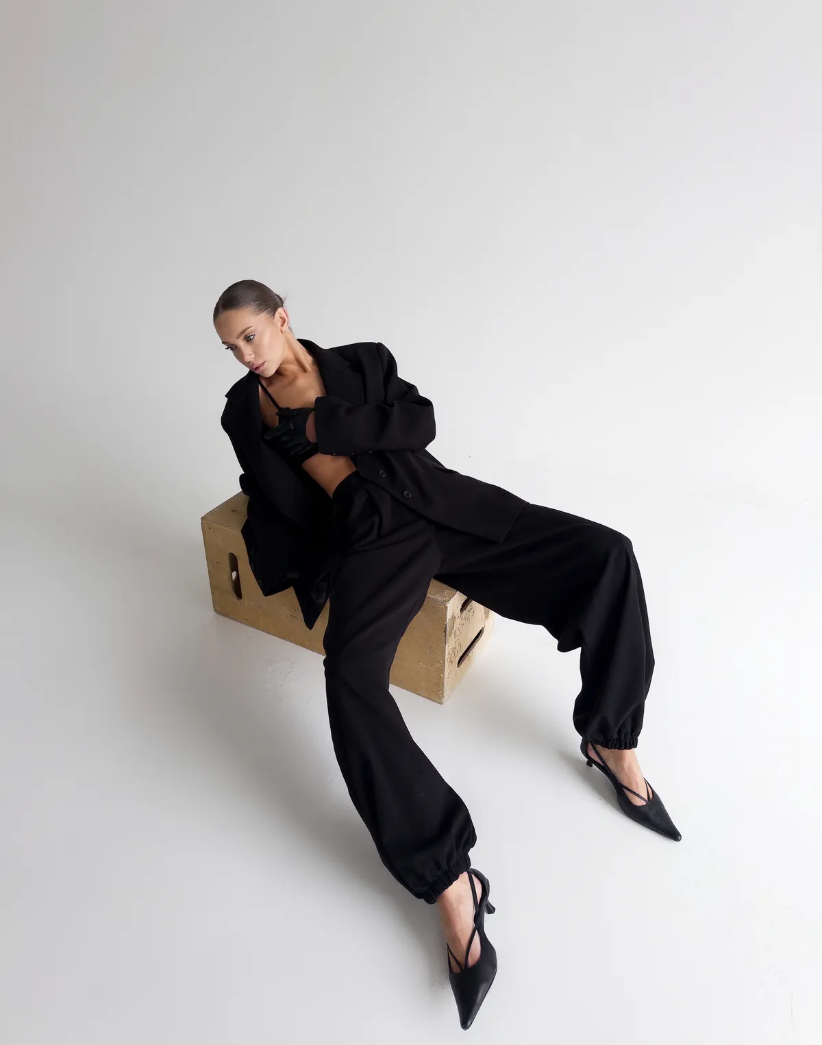 Штани базові у спортивному стилі, чорні - Фото 4