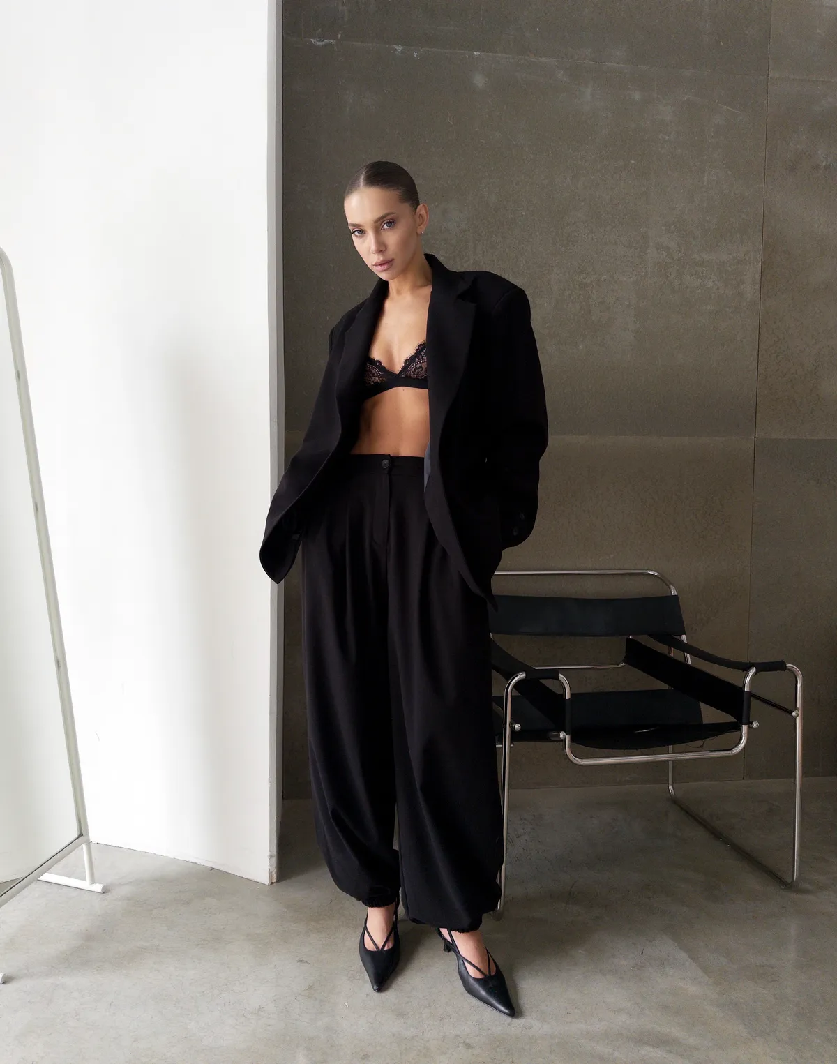 Штани базові у спортивному стилі, чорні - Фото 3