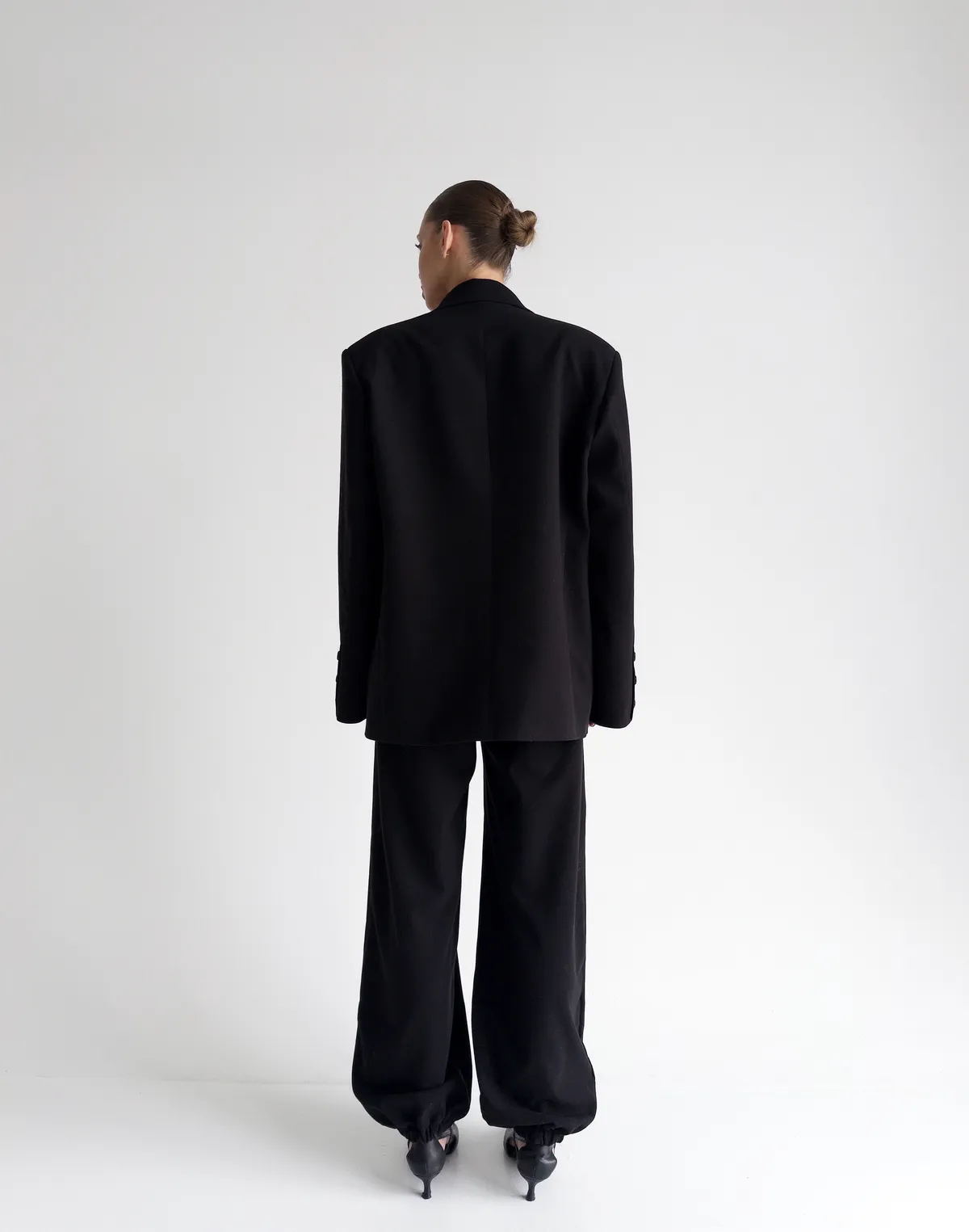 Комплект жакет оверсайз з чоловічого плеча та штани у спортивному стилі, чорні - Фото 2