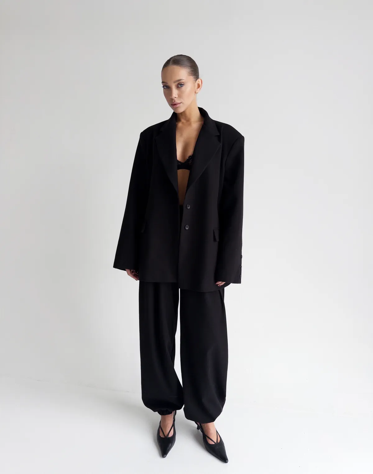 Комплект жакет оверсайз з чоловічого плеча та штани у спортивному стилі, чорні - Фото 3