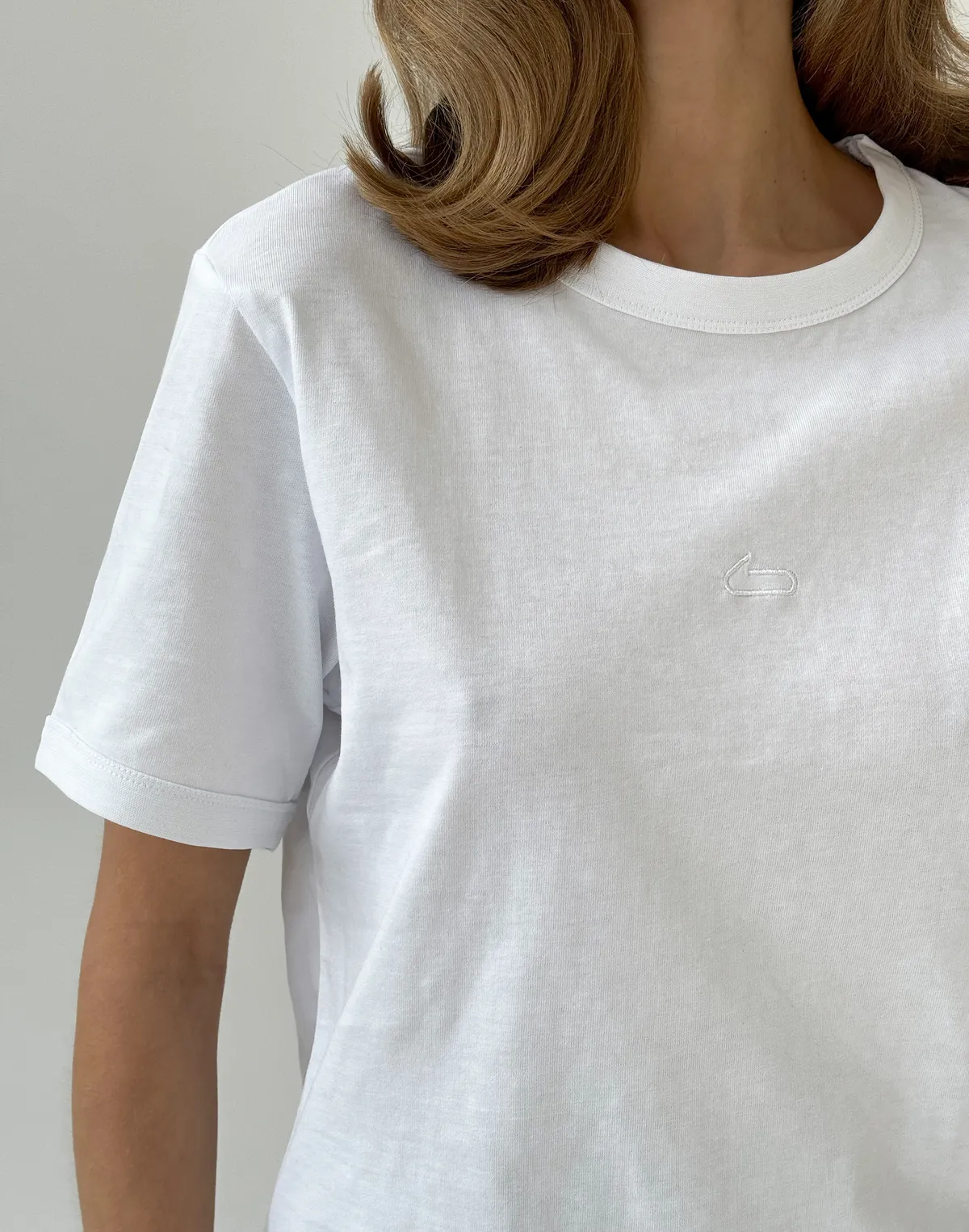 Футболка приталена, біла - Фото 7