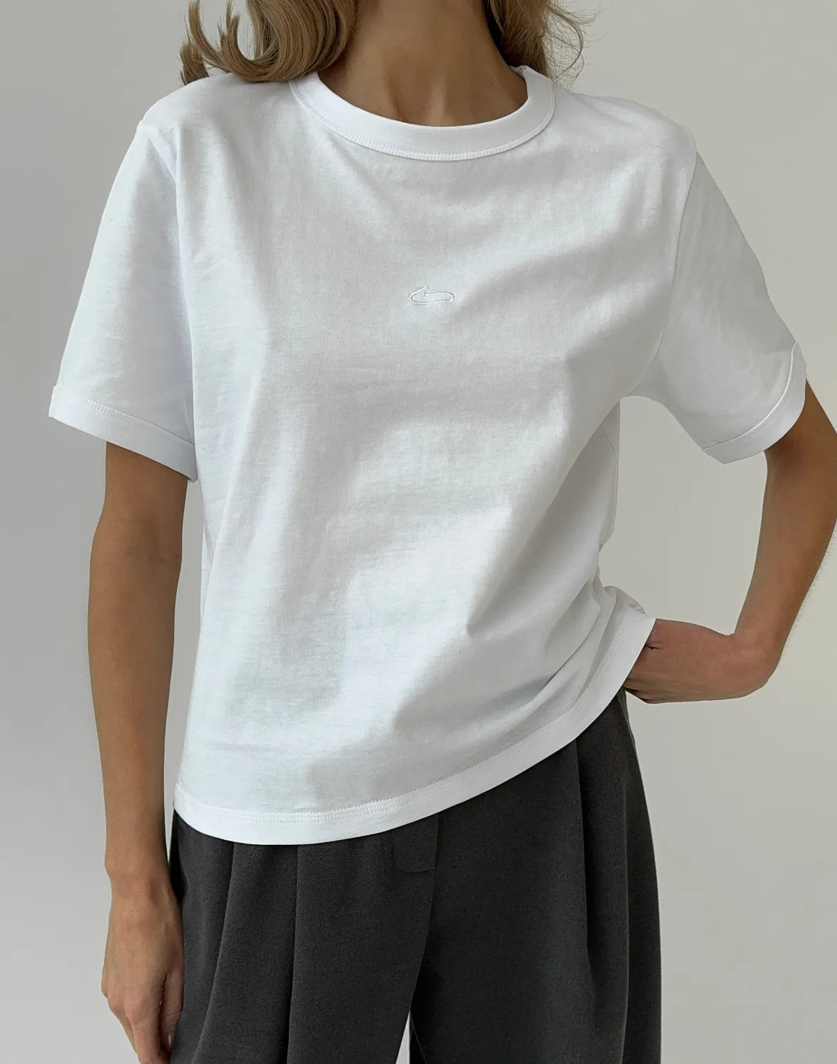 Футболка приталена, біла - Фото 6