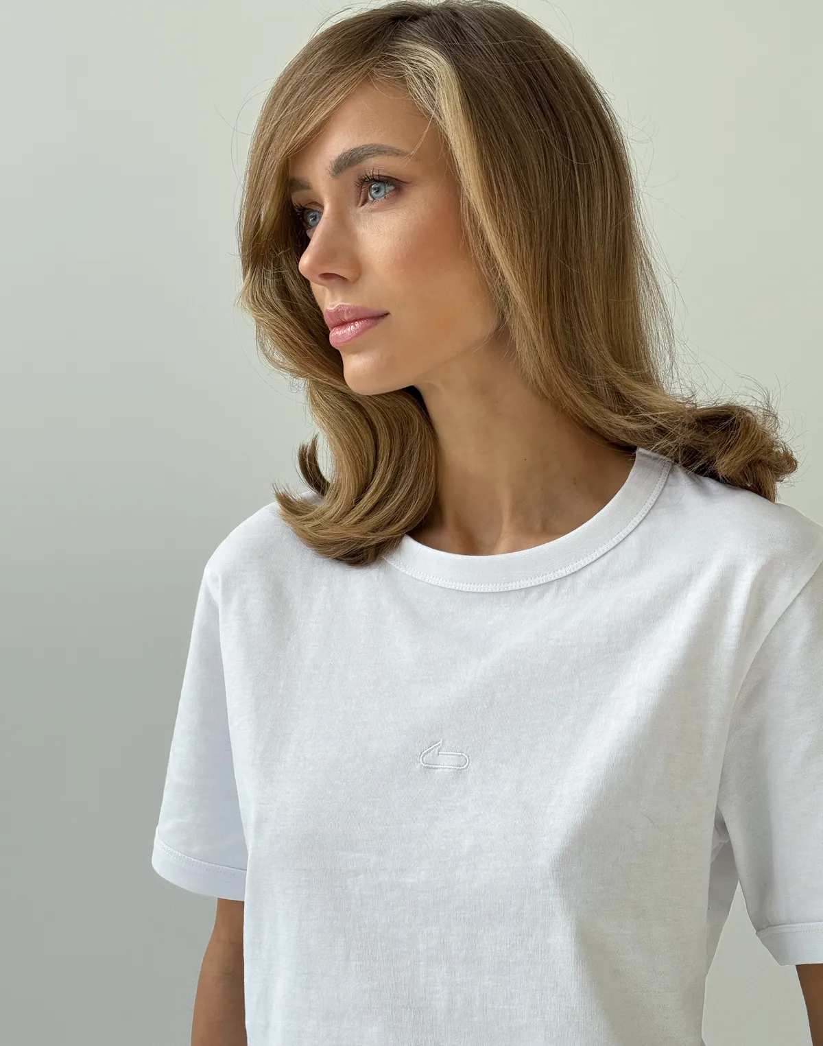 Футболка приталена, біла - Фото 5