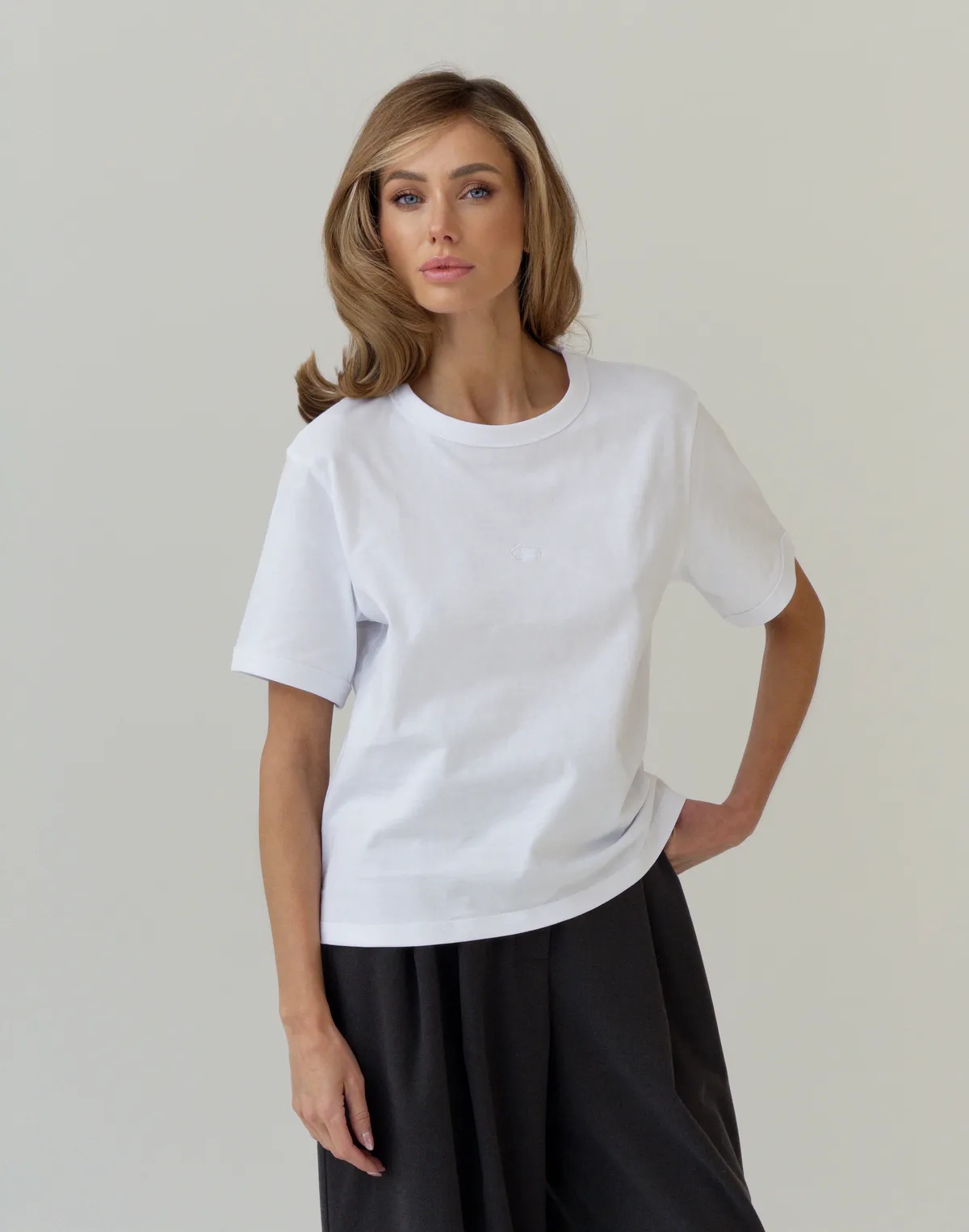 Футболка приталена, біла - Фото 3