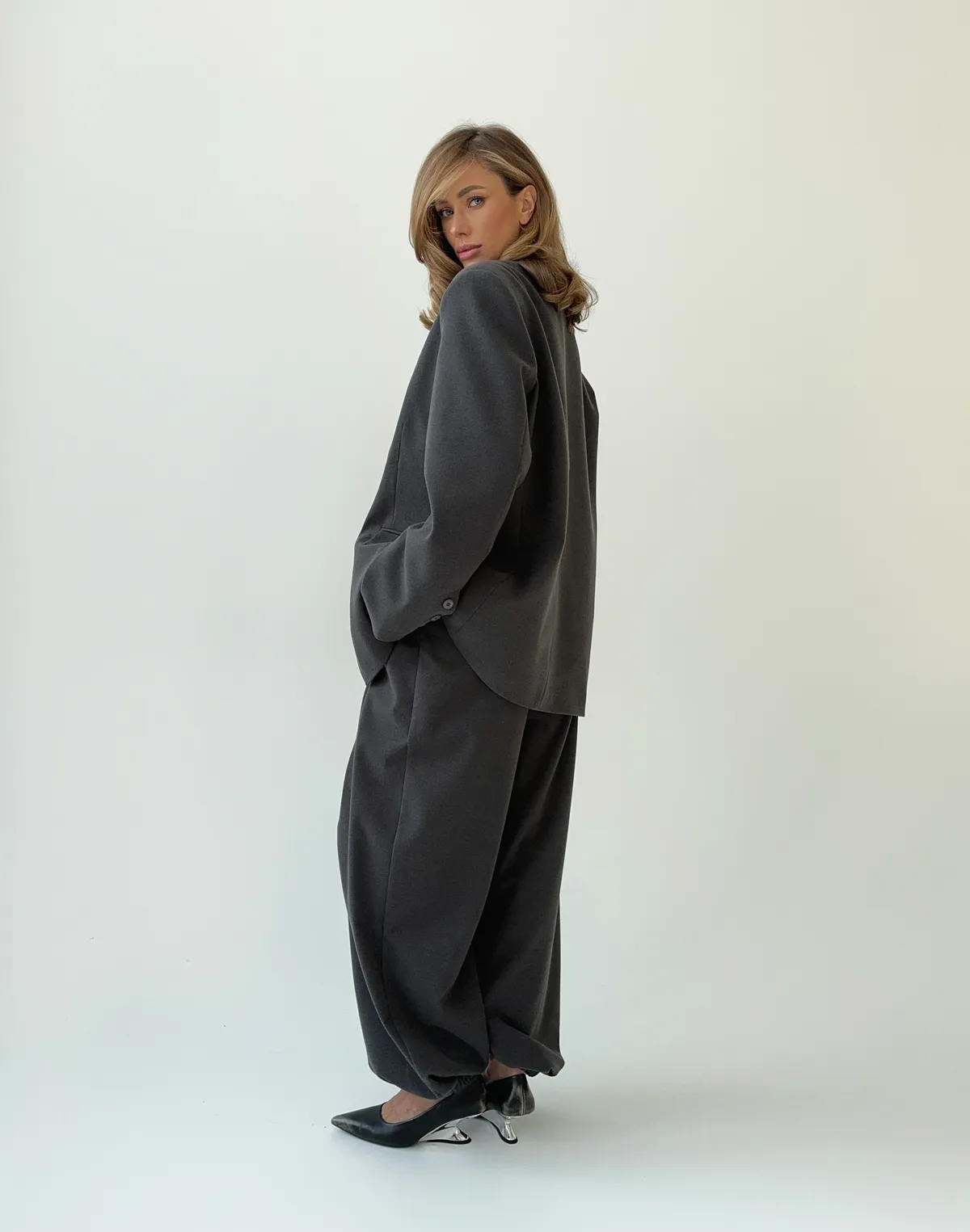 Комплект жакет оверсайз з чоловічого плеча та штани у спортивному стилі, графітові - Фото 2