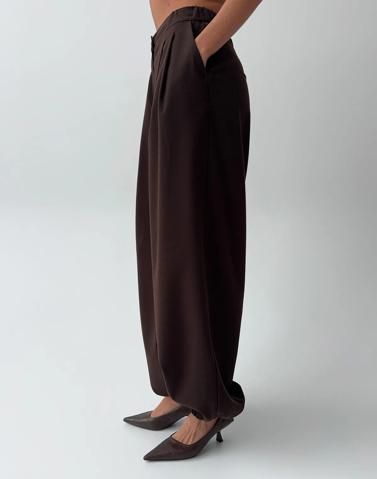 Штани базові у спортивному стилі, шоколадні - Фото 5