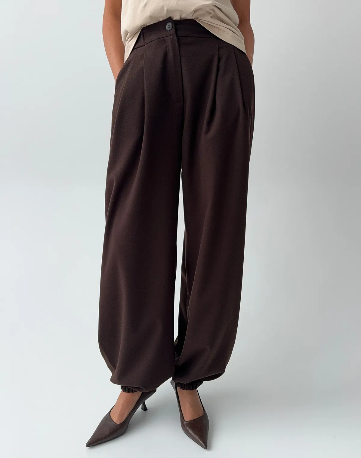 Штани базові у спортивному стилі, шоколадні - Фото 1