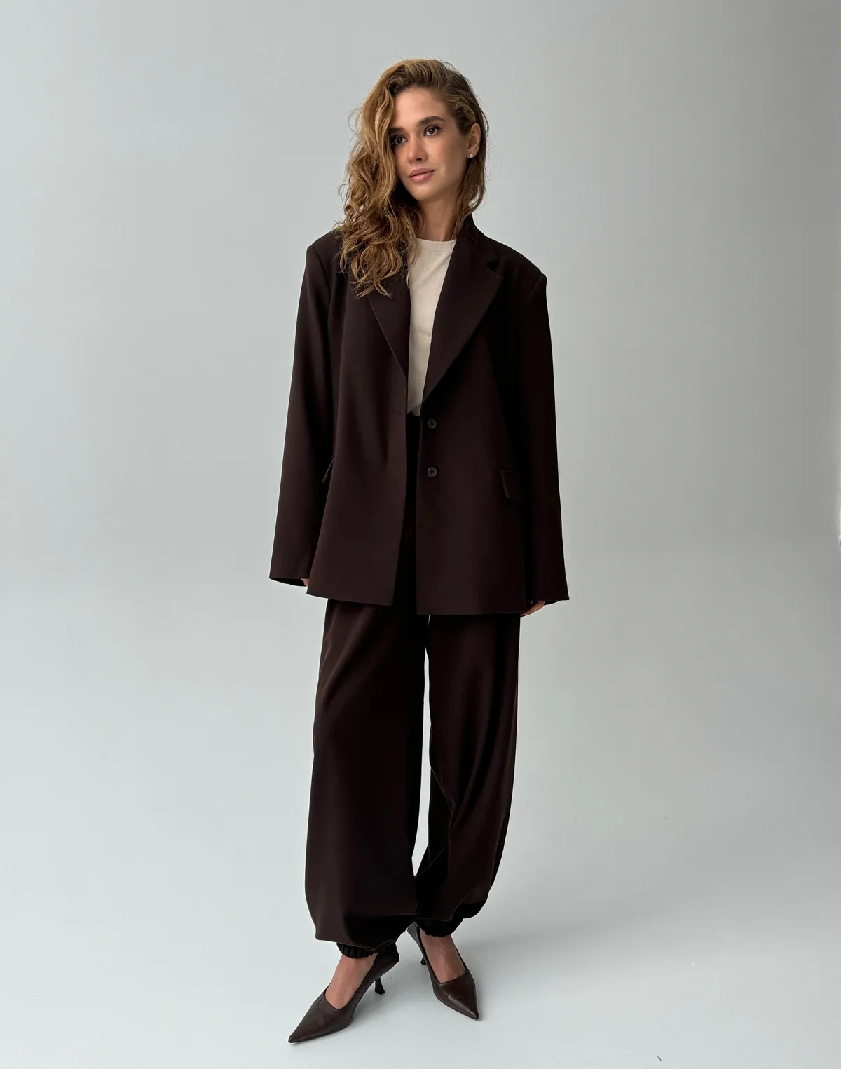 Штани базові у спортивному стилі, шоколадні - Фото 3