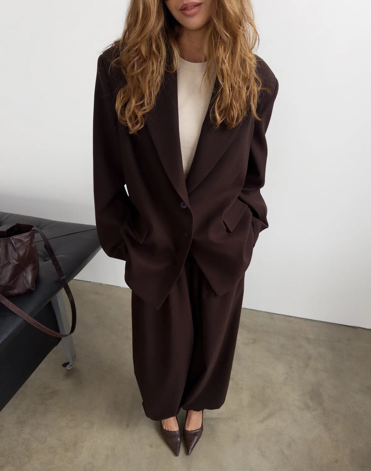 Комплект жакет оверсайз з чоловічого плеча та штани у спортивному стилі, шоколадні - Фото 1